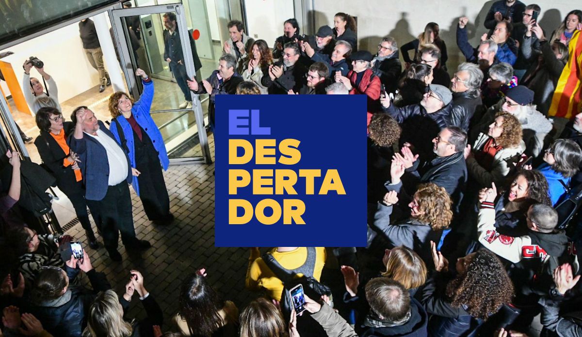 Oriol Junqueras i Elisenda Alamany celebrant amb els seus seguidors la victòria dissabte a les portes de la seu del partit