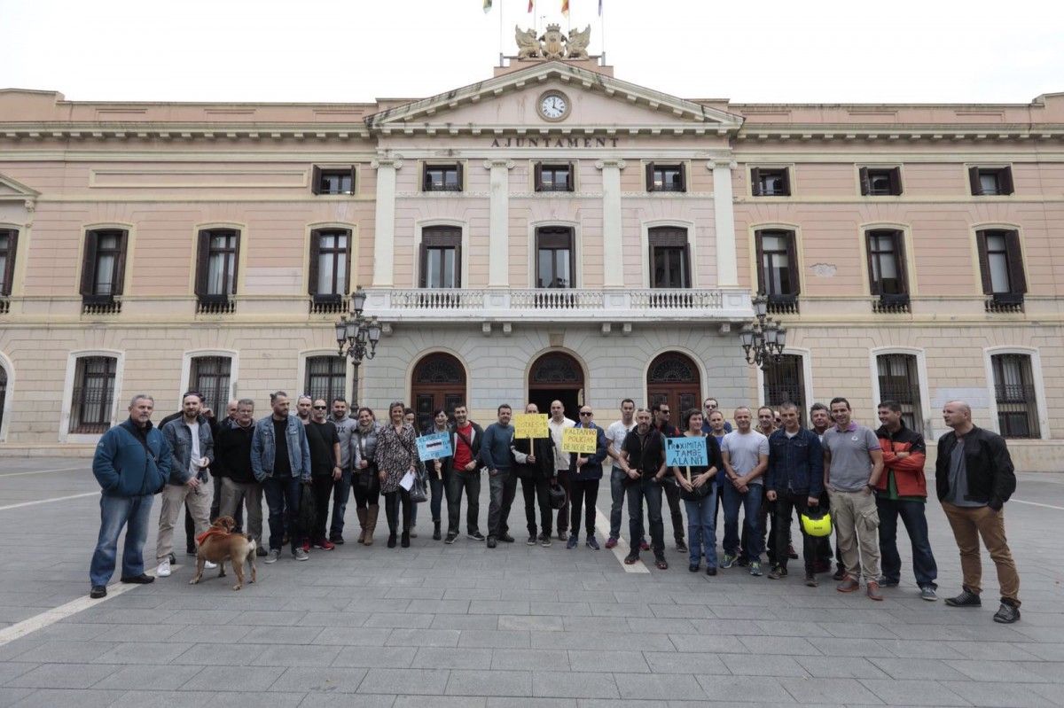Concentració de policies aquest dilluns davant l'Ajuntament de Sabadell