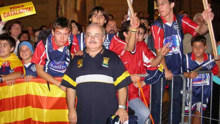 Miquel Sancho fotografiat a la plaça Sant Jaume després de guanyar el Mundial B d'Hoquei Patins. | Arxiu La Vila