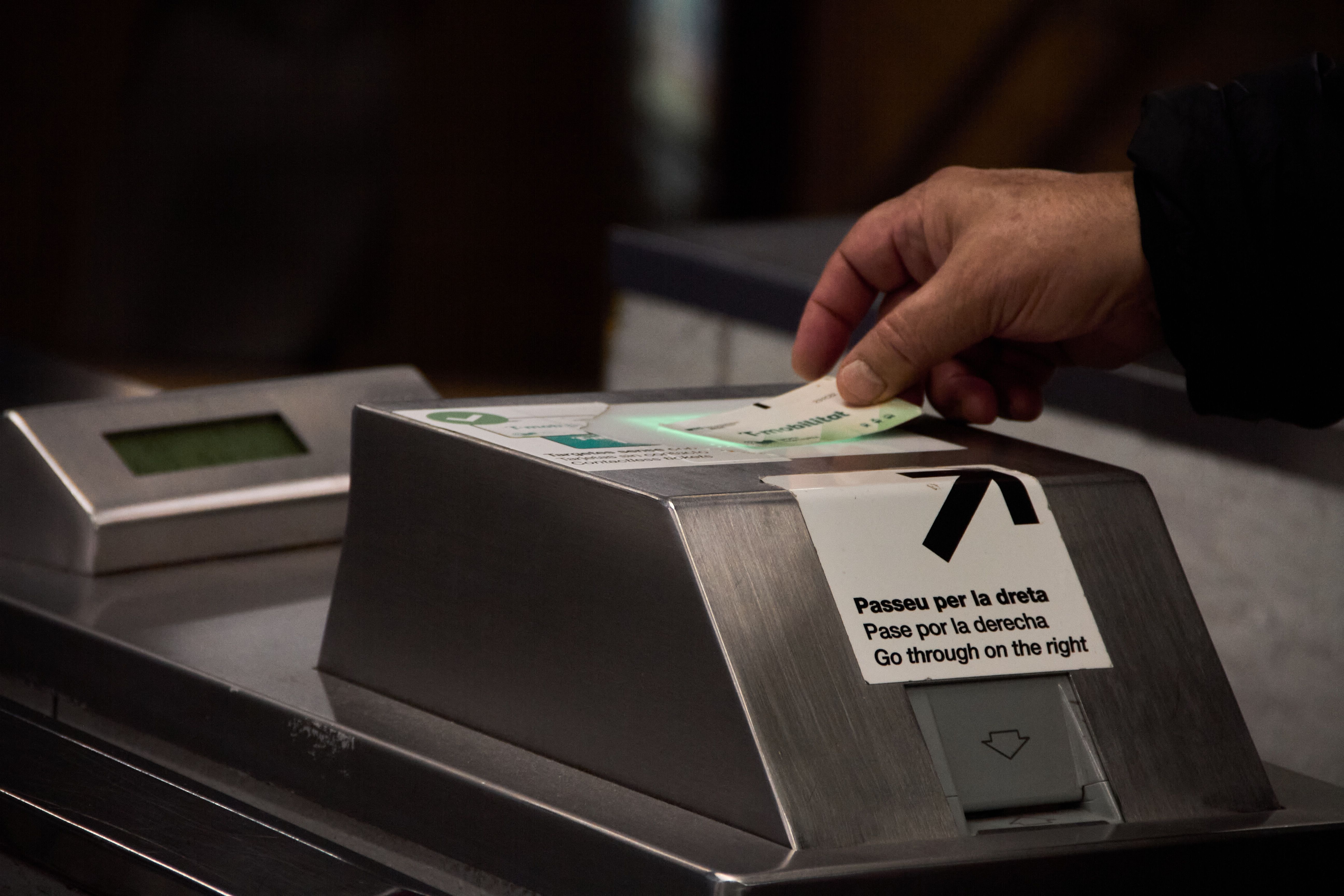 Un usuari entra al metro