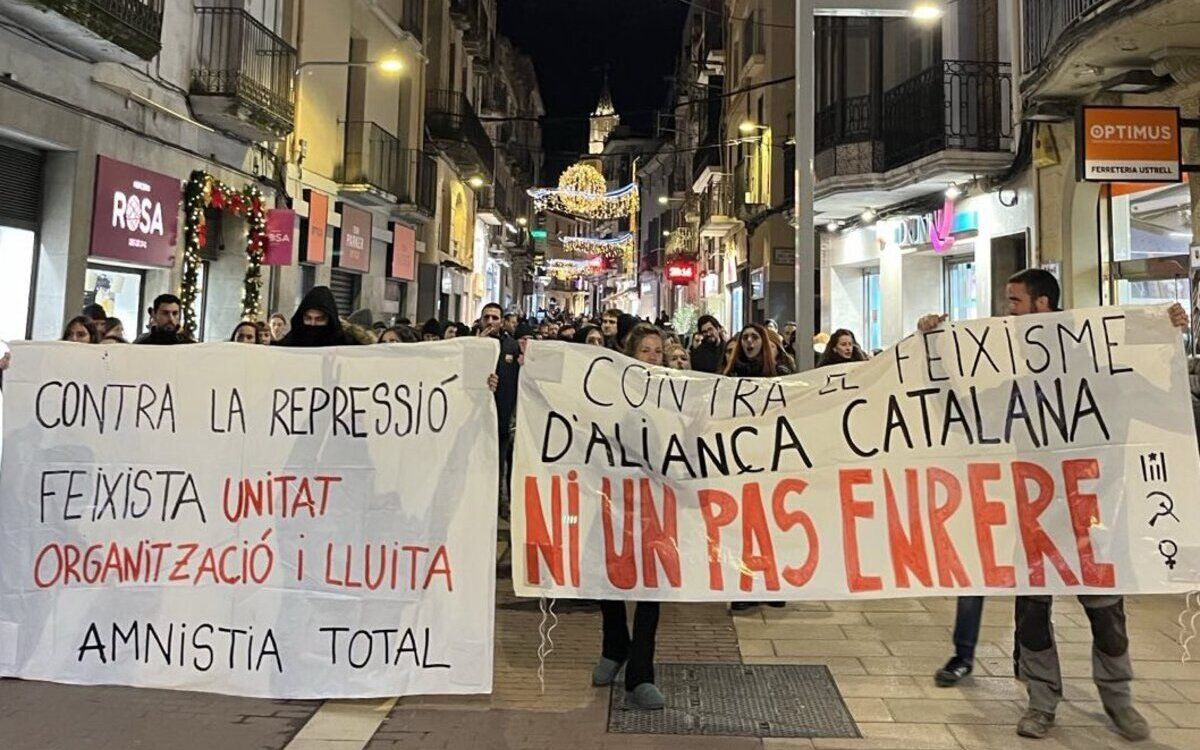 La concentració a Vilafranca del Penedès contra la detenció de tres antifeixistes per una baralla amb militants d'Aliança Catalana