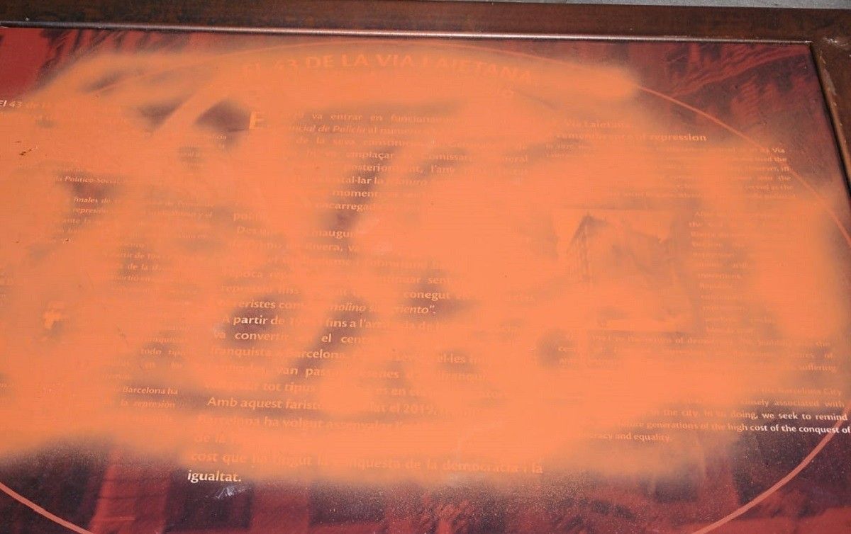El faristol en record de la repressió policial a la Via Laietana, pintat de taronja.