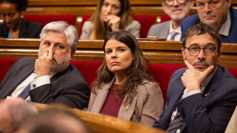 Mònica Sales, portaveu parlamentària de Junts, entre Albert Batet i Josep Rius. 