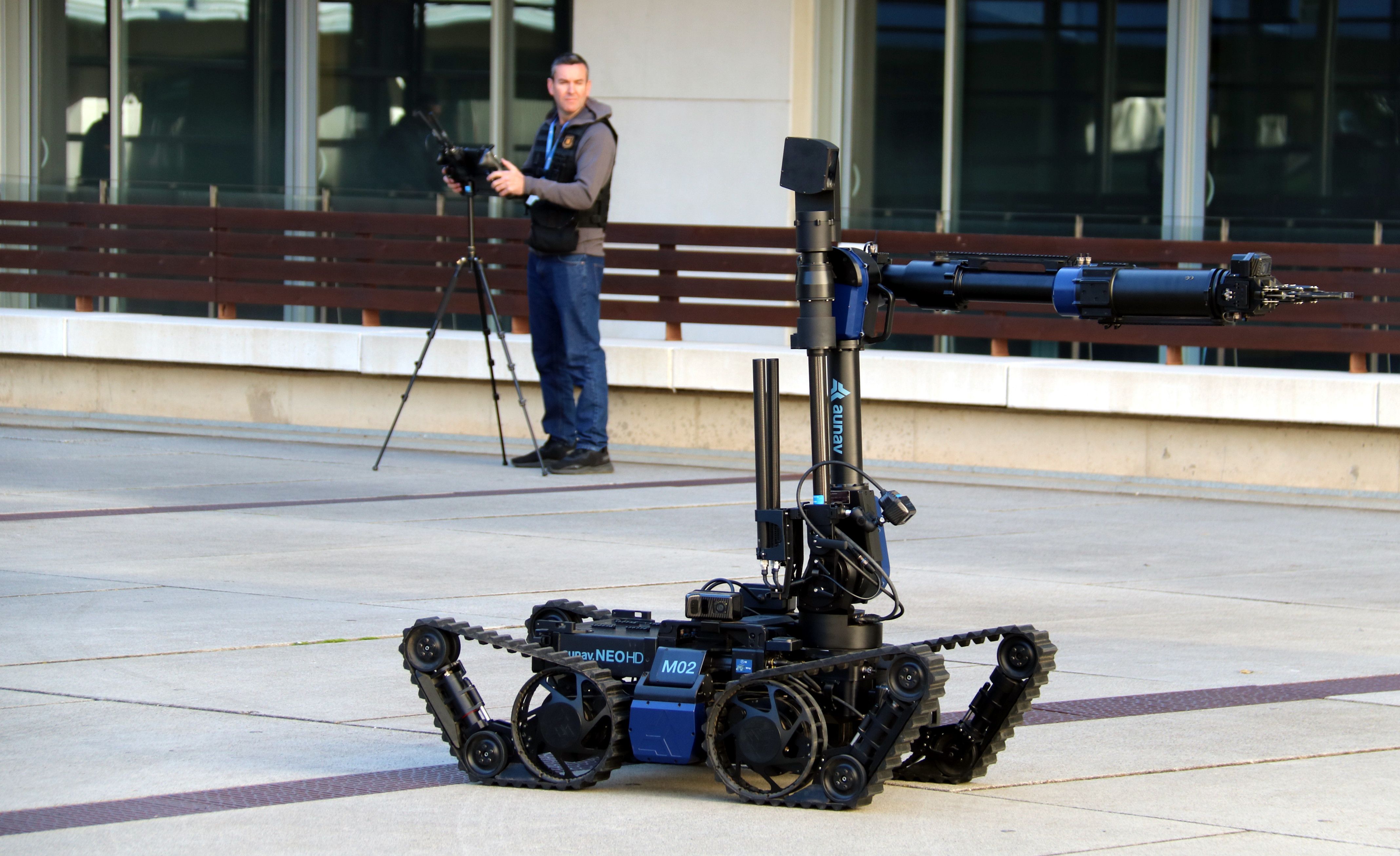 Un Mossos del Tedax dirigeix el nou robot antiexplosius