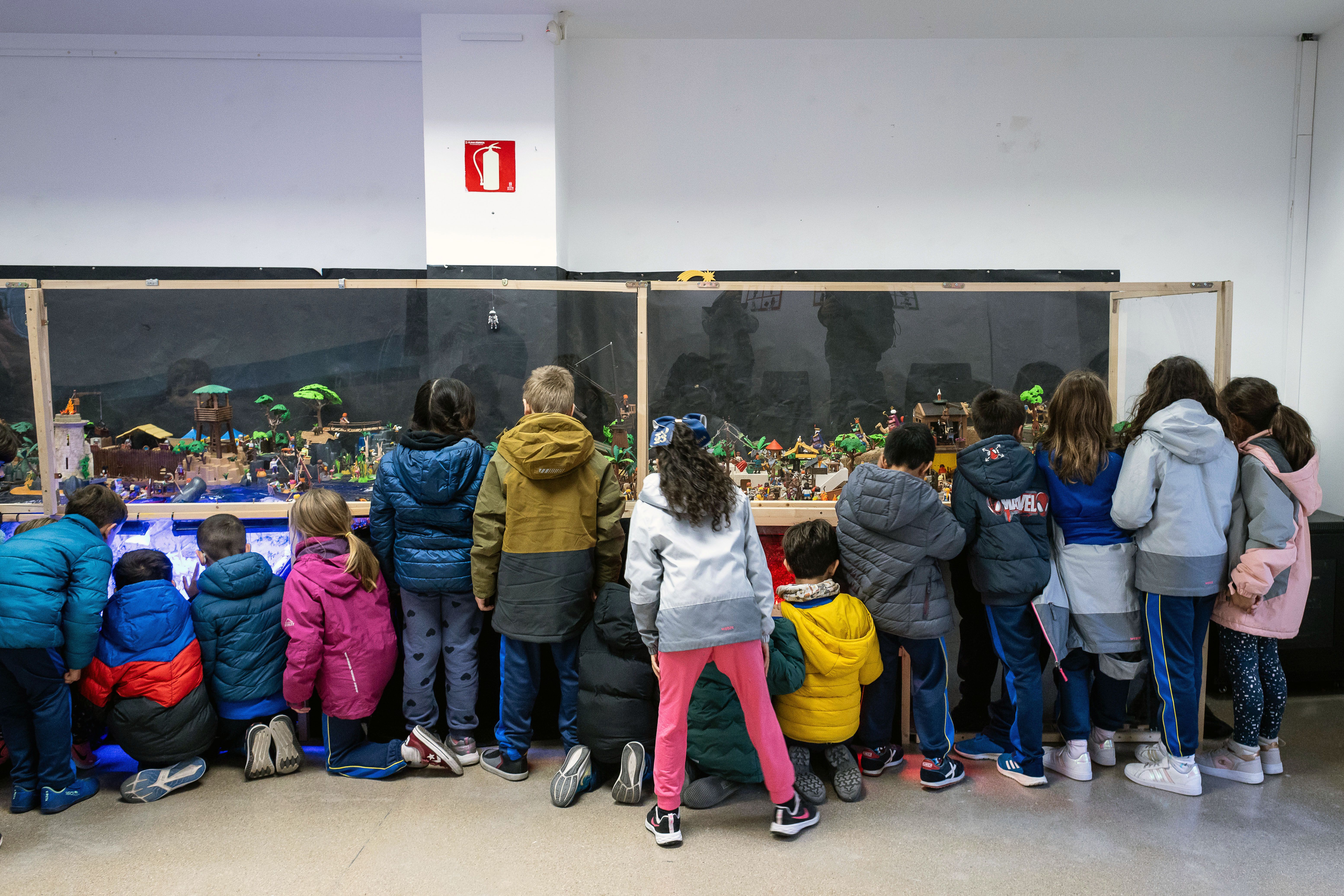 Un grup d'escolars visita el pessebre de Playmobil