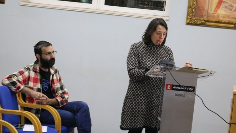 Laia Vilanova, portaveu de l'AFA, durant la lectura de la moció aquest dijous al ple municipal