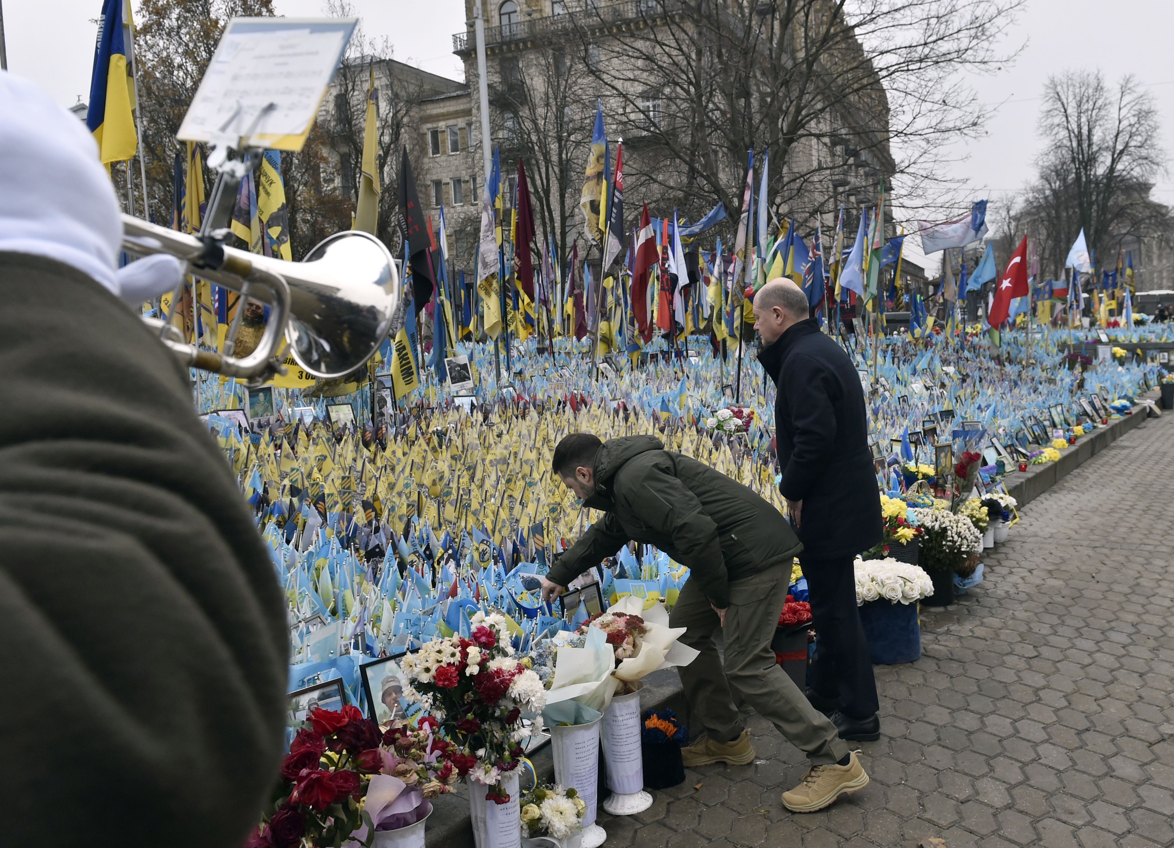 Zelenski i Scholz reten homenatge als caiguts en la defensa de Kíiv, durant la visita del canceller alemany aquest desembre.