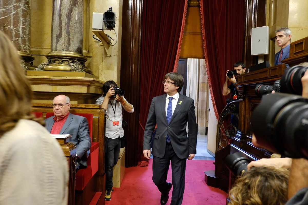 Puigdemont, entrant al ple on es va votar la República