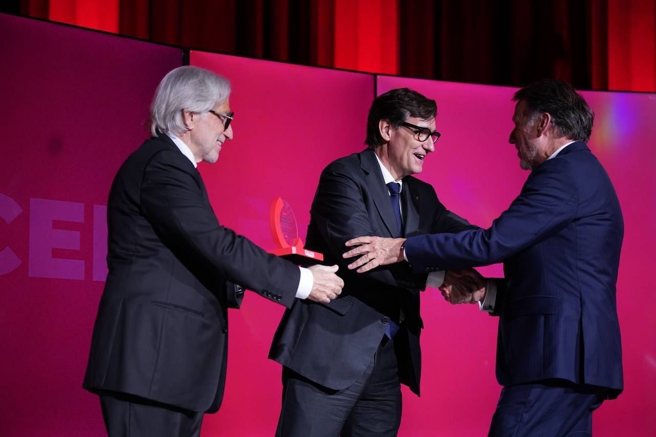 El president de Foment, Josep Sánchez llibre, amb el president Salvador Illa i José Creuheras, de Planeta.