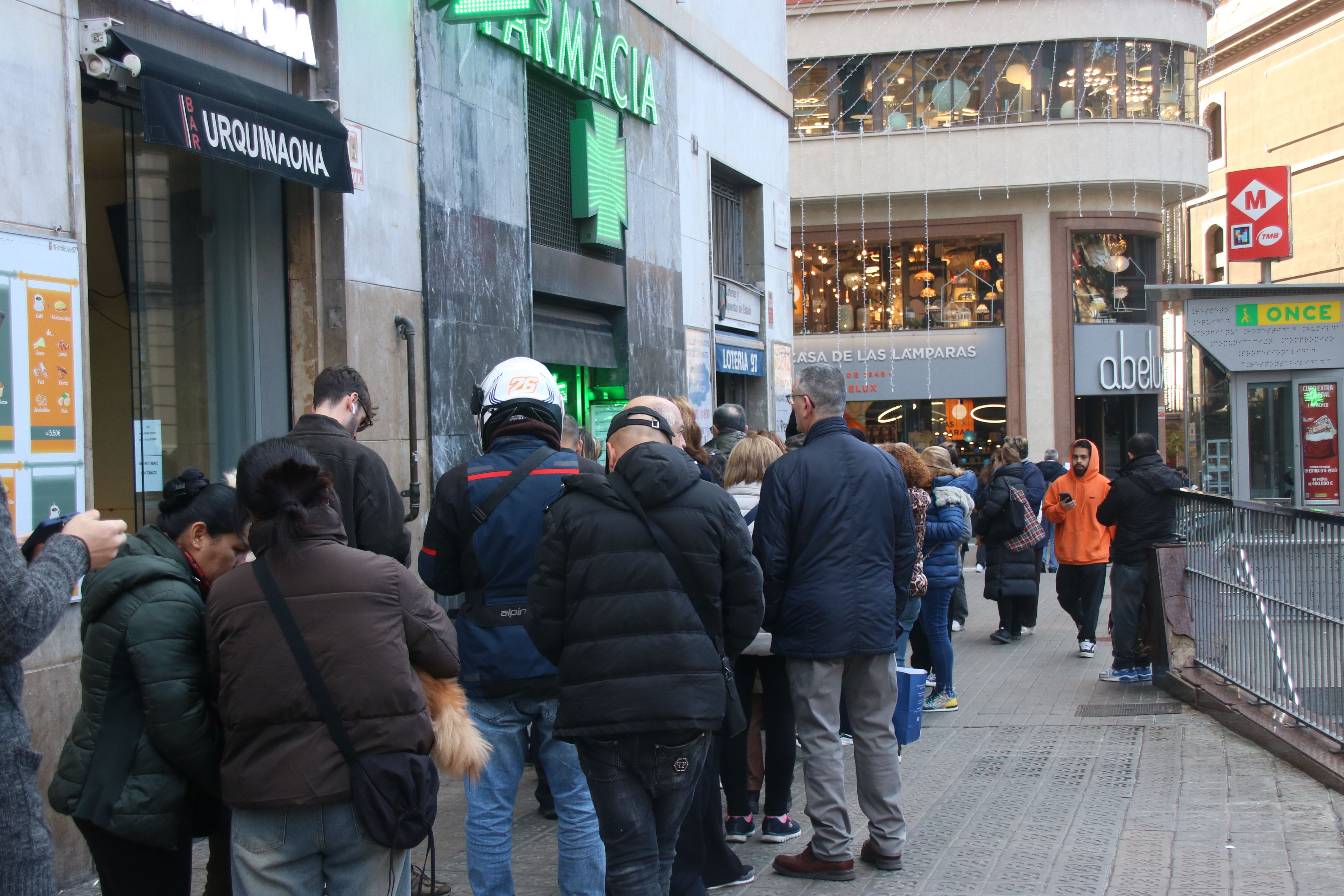 Cues a les portes de l'administració de loteria de plaça Urquinaona