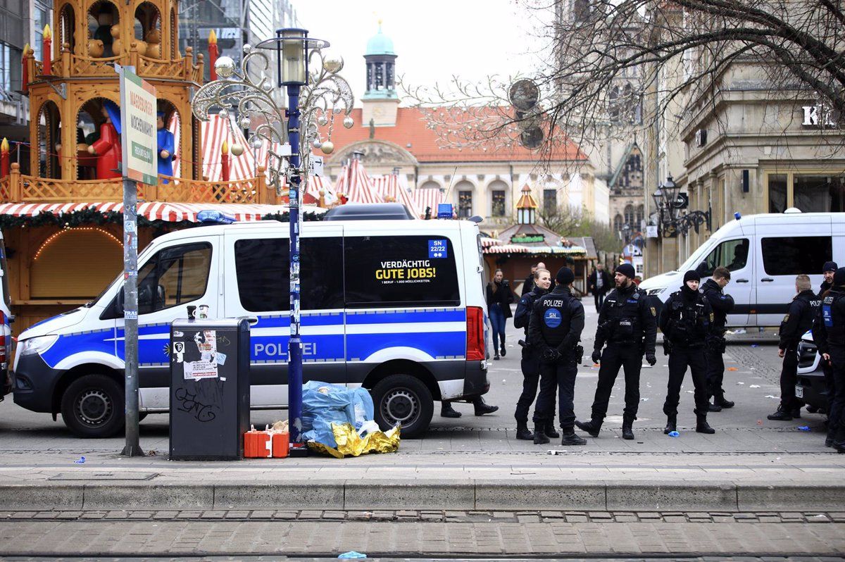 Agents treballen al mercat de Nadal de Magderburg, on s'ha produït l'atac