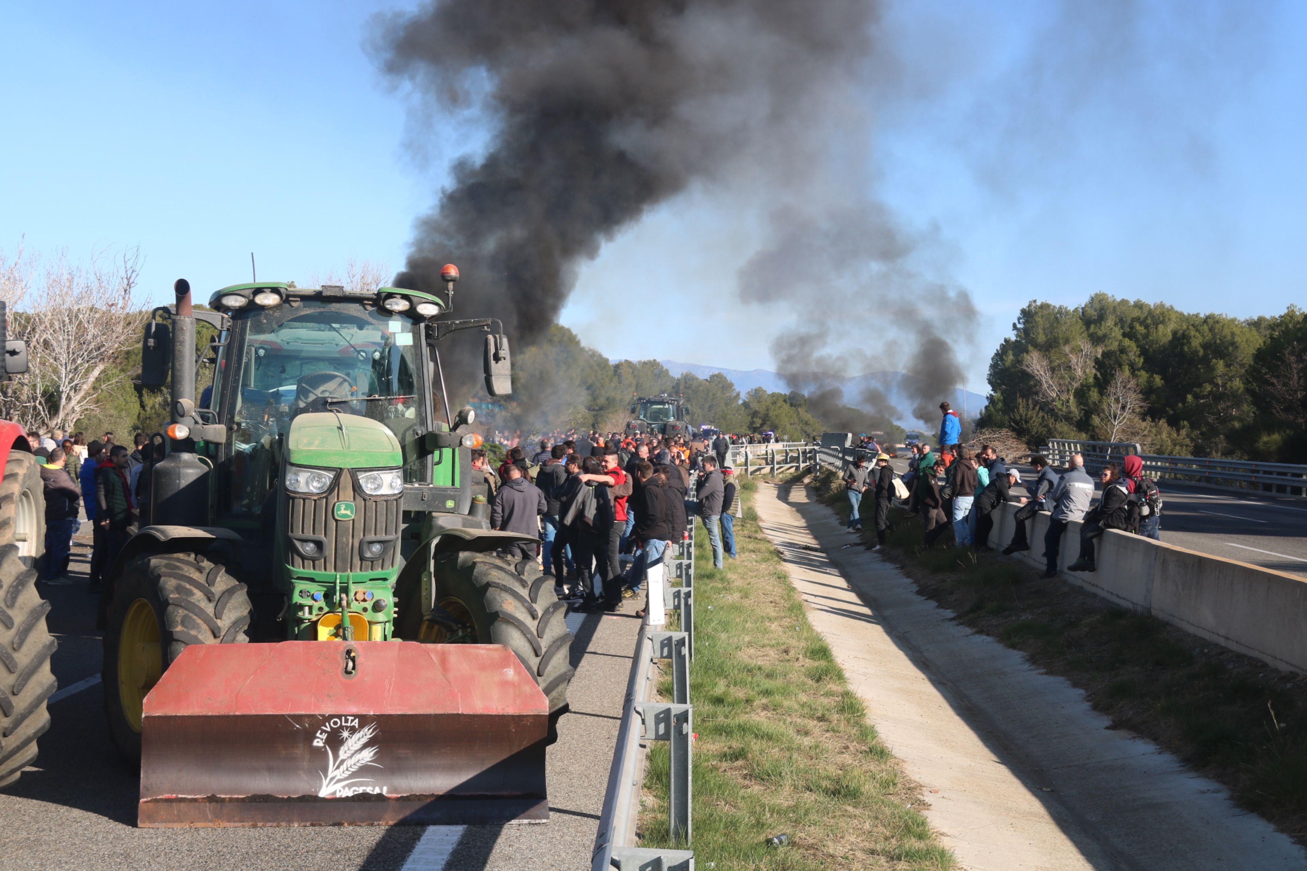 Tractors al mig de l’autopista i les barricades que han muntat els pagesos a l’AP-7 a Pontós