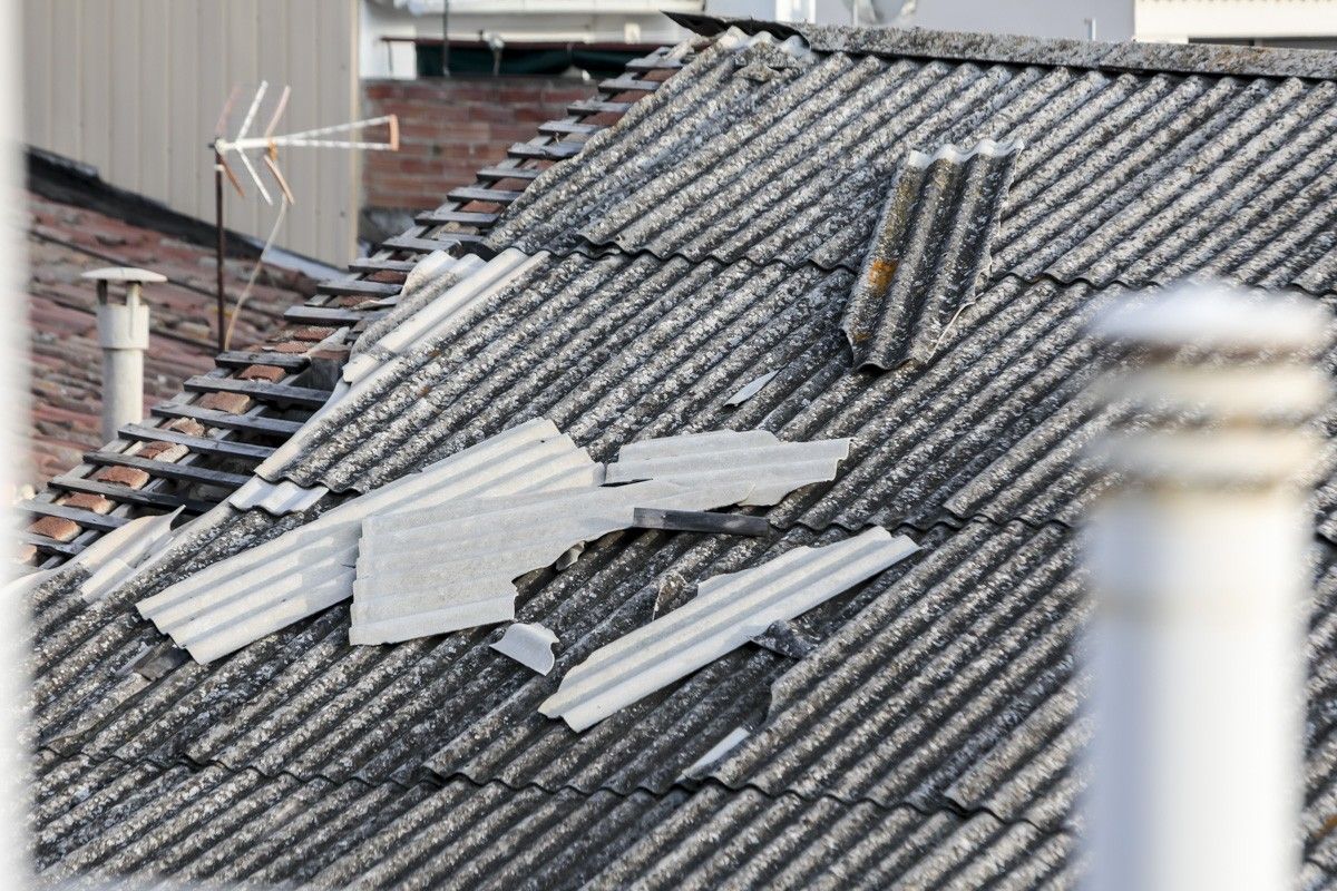 Detall de la teulada trencada