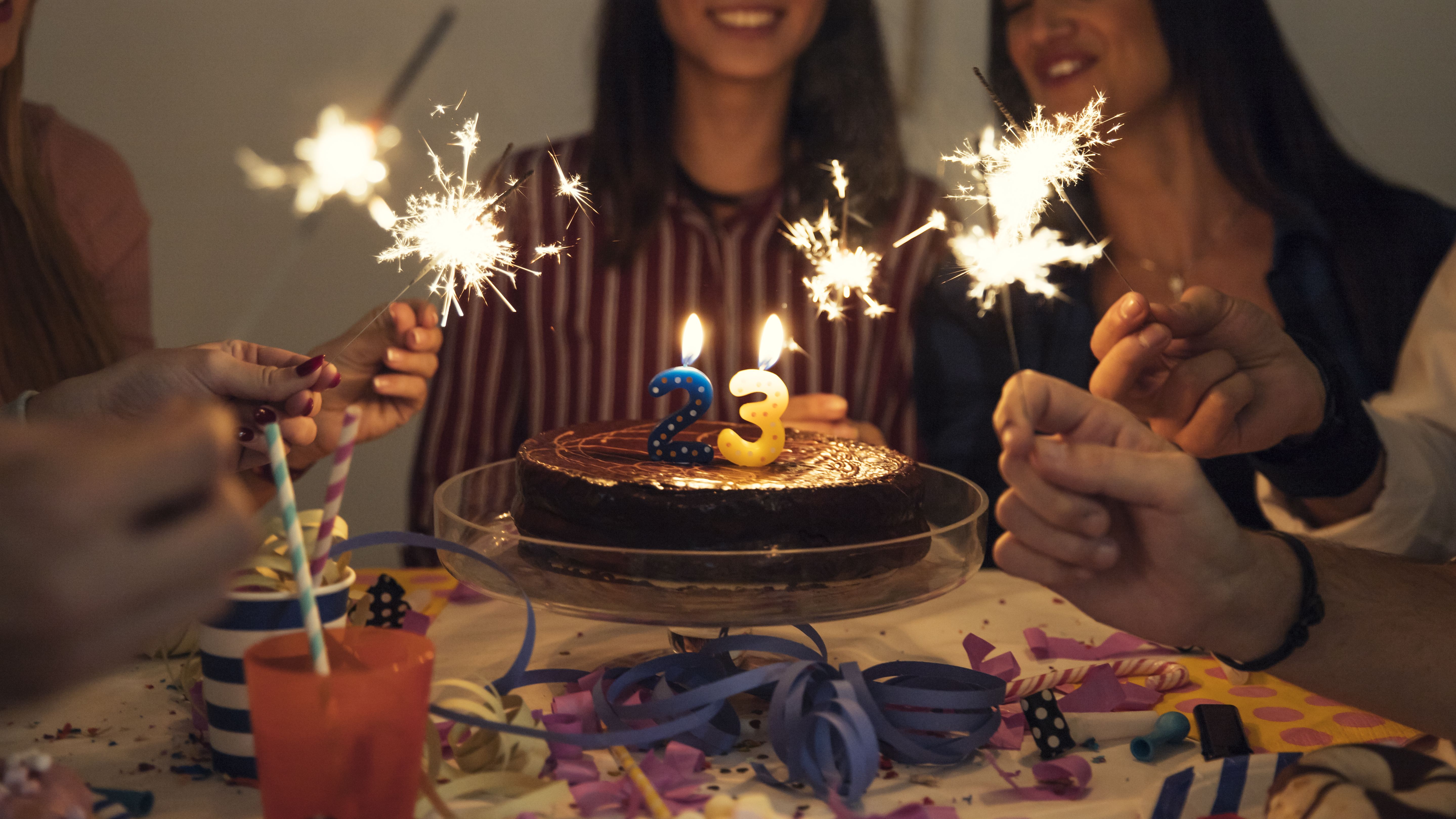 Quan arriba l’aniversari o el sant d’alguna persona propera és tradició desitjar-li un bon dia o felicitar-lo per l’ocasió.