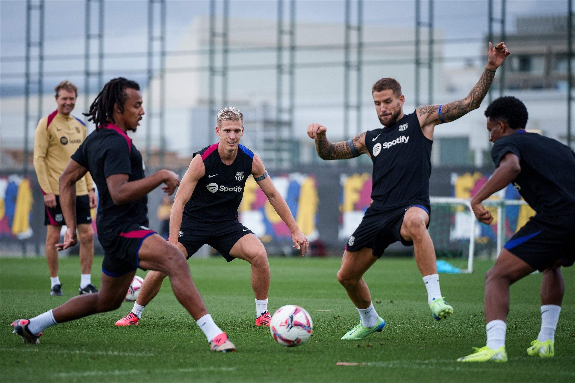 Dani Olmo, al centre d'un rondo en un entrenament del Barça.