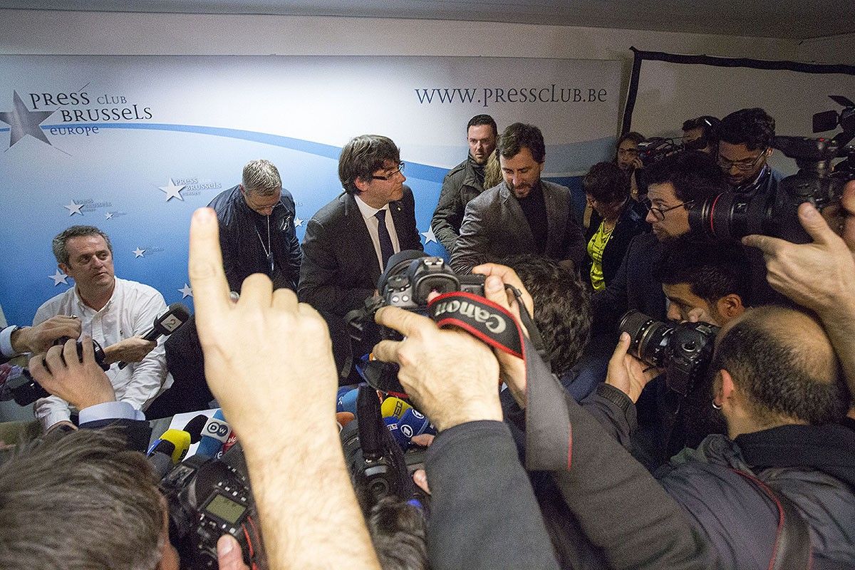 Joaquim Forn, Carles Puigdemont i Toni Comín, a l'acabar la roda de premsa a Brussel·les