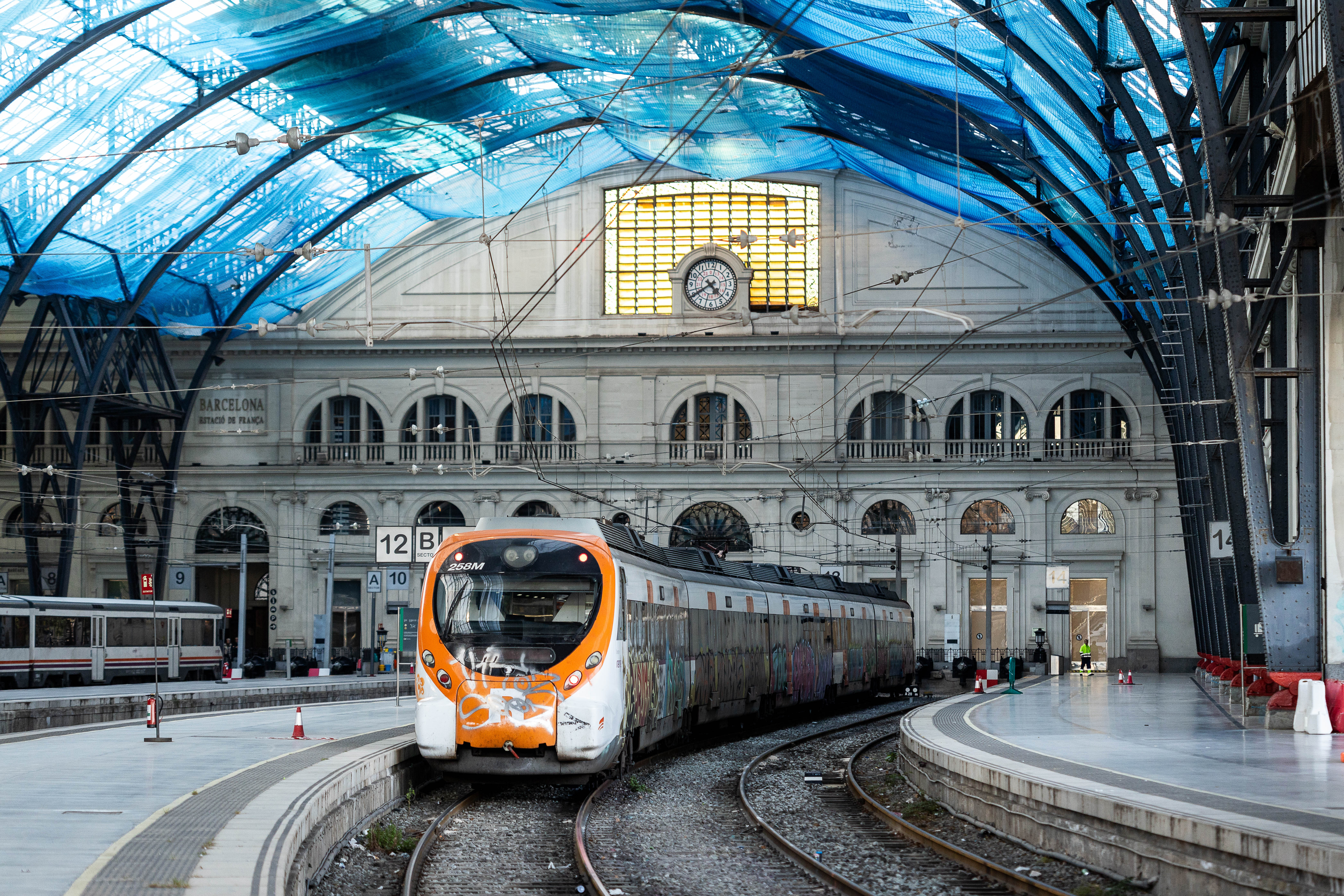 Un tren de Rodalies a l'estació de França