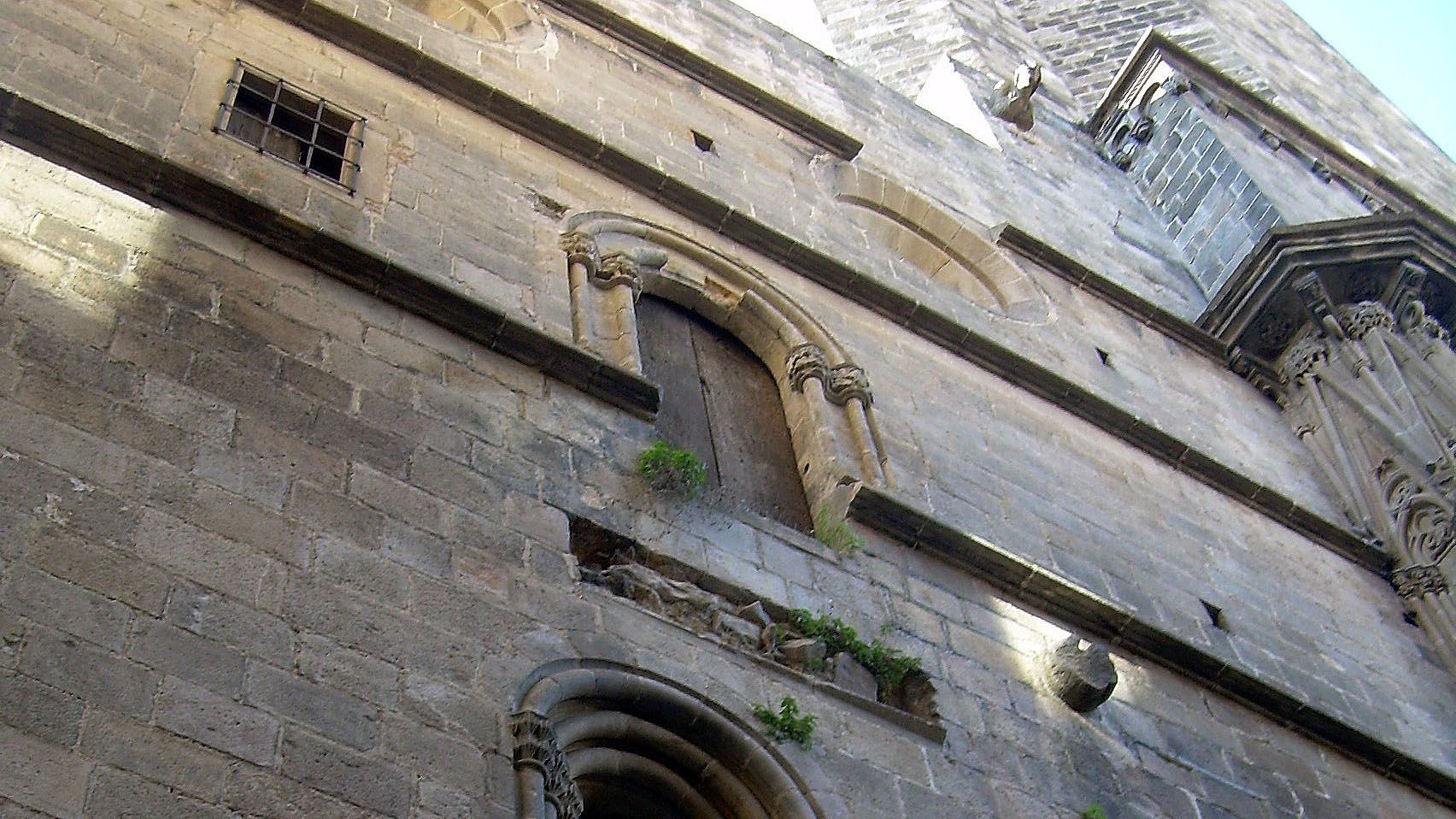 Porta ubicada a la façana lateral de la catedral, al carrer dels Comtes