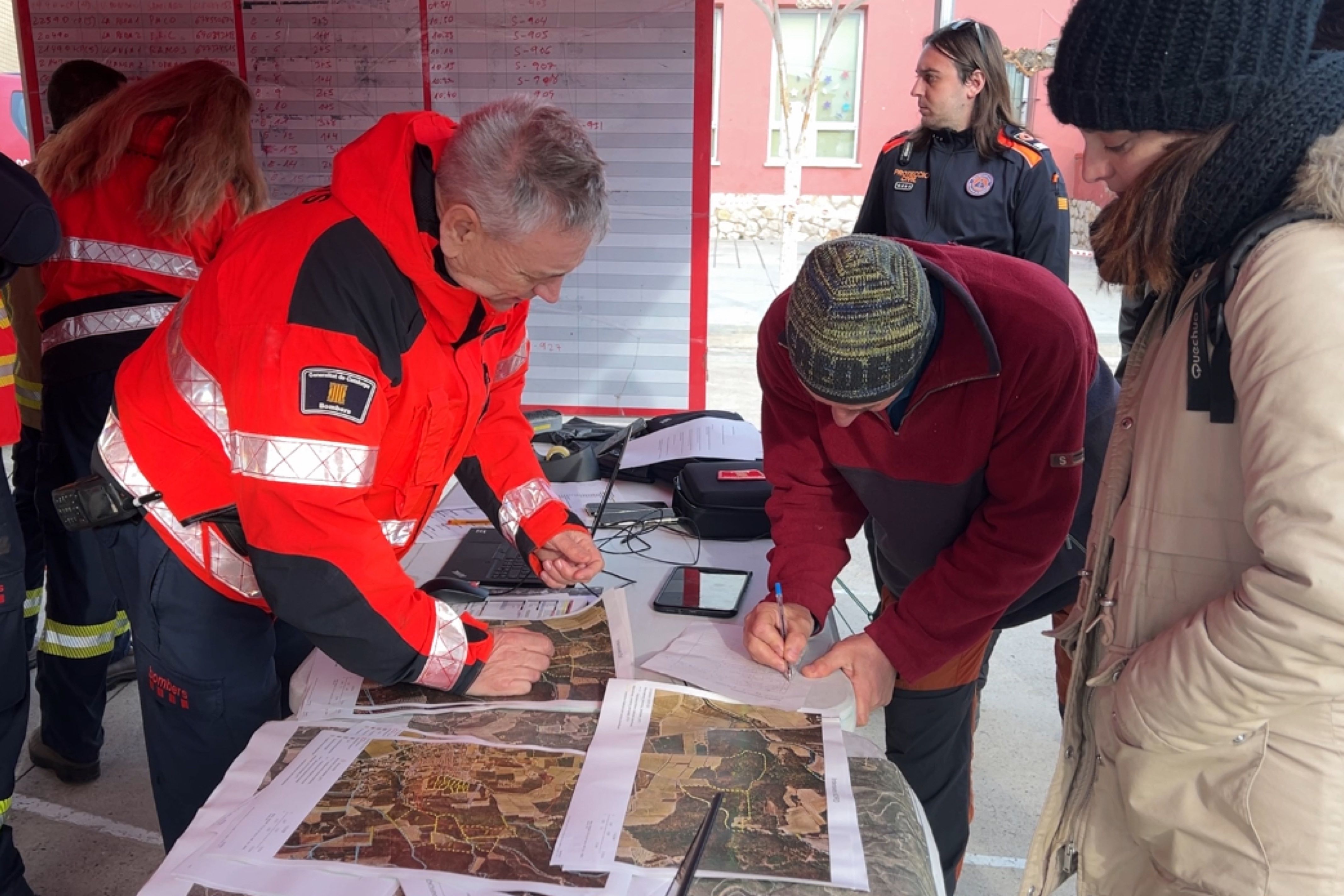 El sotsinspector de Bombers i cap d’intervenció, Toni Valdepeñas, agafant les dades d'un dels grups de voluntaris