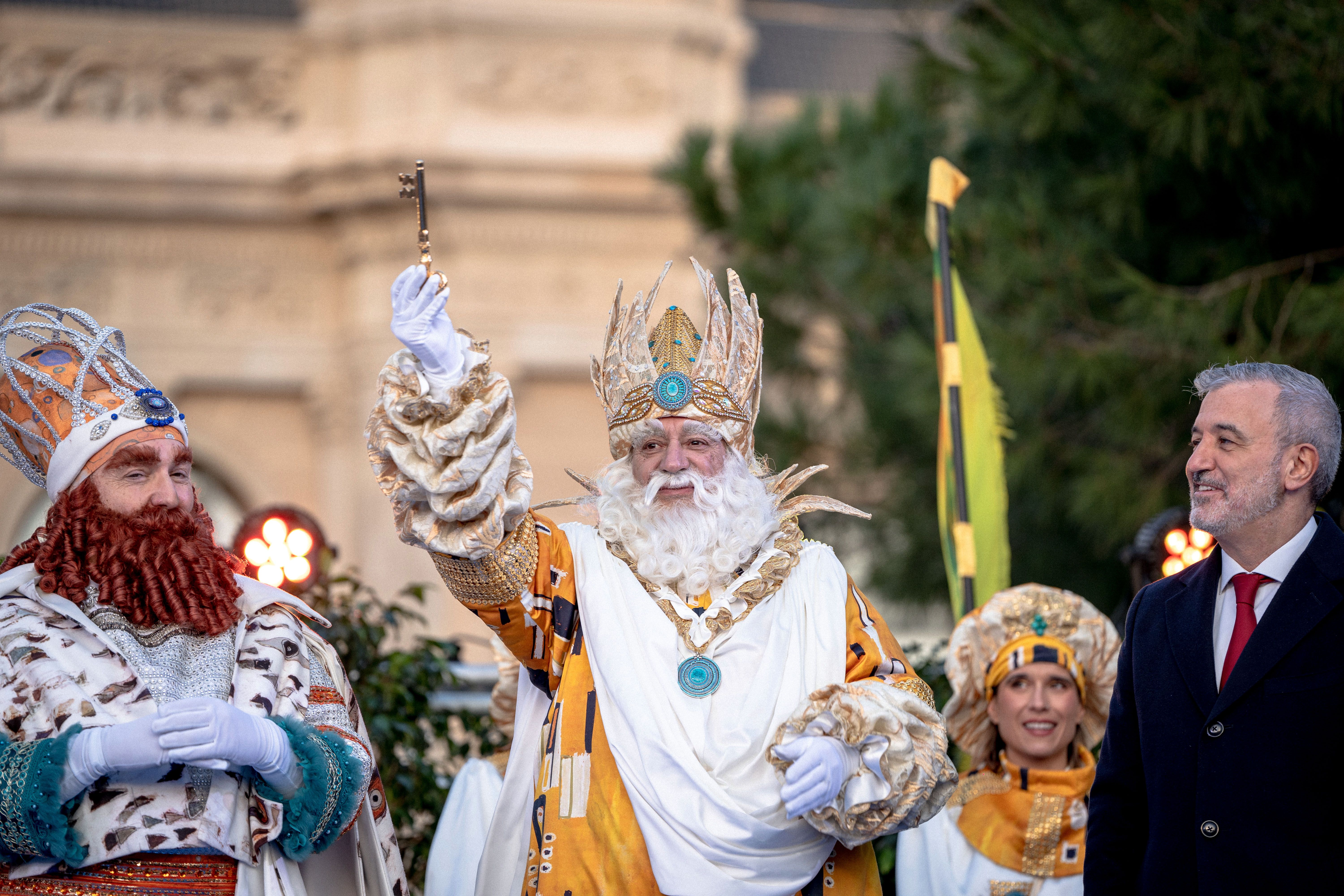 Els Reis d'Orient reben les claus de les llars Barcelonines, de mà de l'alcalde Jaume Collboni