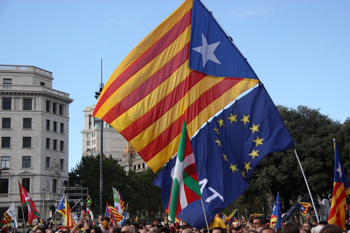 Estelada junt a una bandera de la Unió Europa, en una mobilització sobiranista.