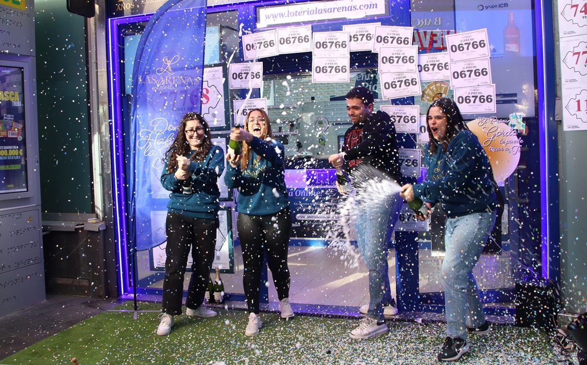 L'administració de les Arenas de Barcelona celebra el segon premi de la loteria de Reis