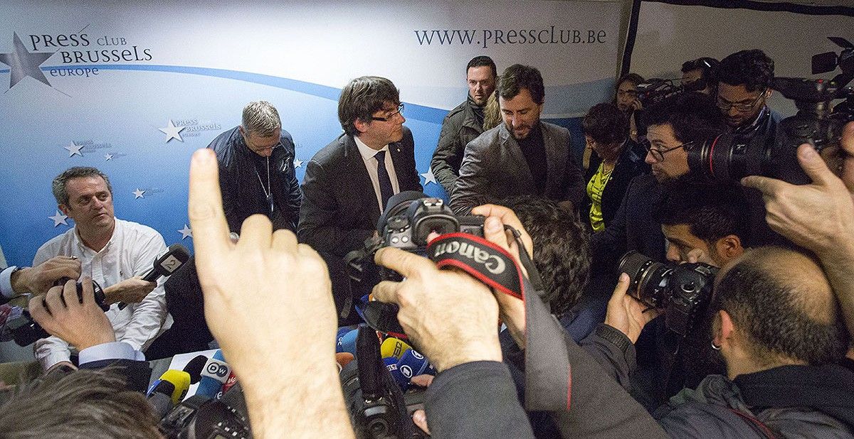 Joaquim Forn, Carles Puigdemont i Toni Comín, a l'acabar la roda de premsa a Brussel·les