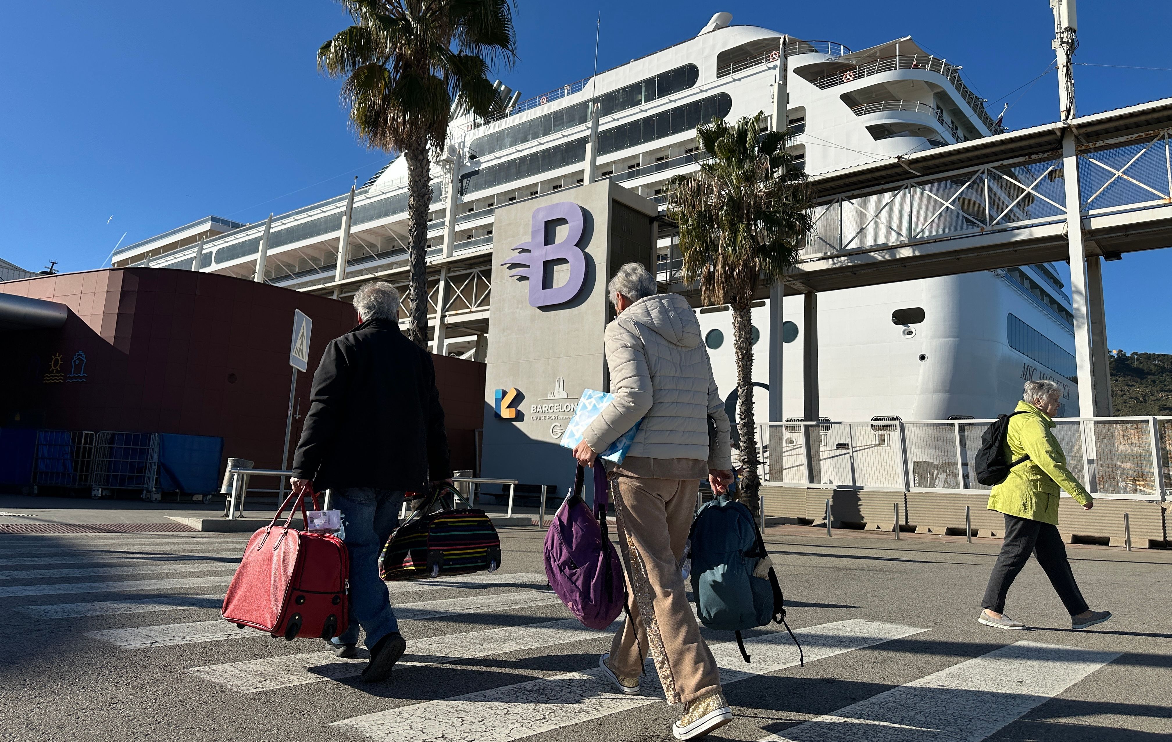 Creueristes embarquen a l'MSC Magnifica al Port de Barcelona per fer la volta al món