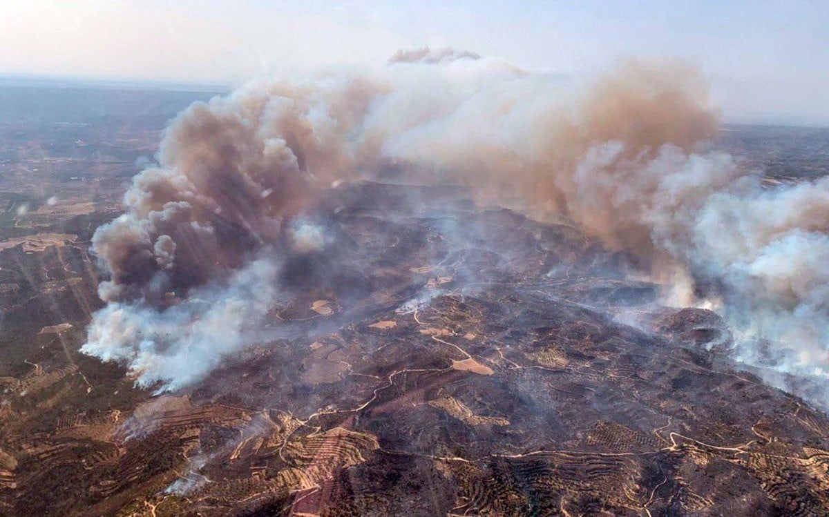 Imatge aèria que mostra l'abast de l'incendi.