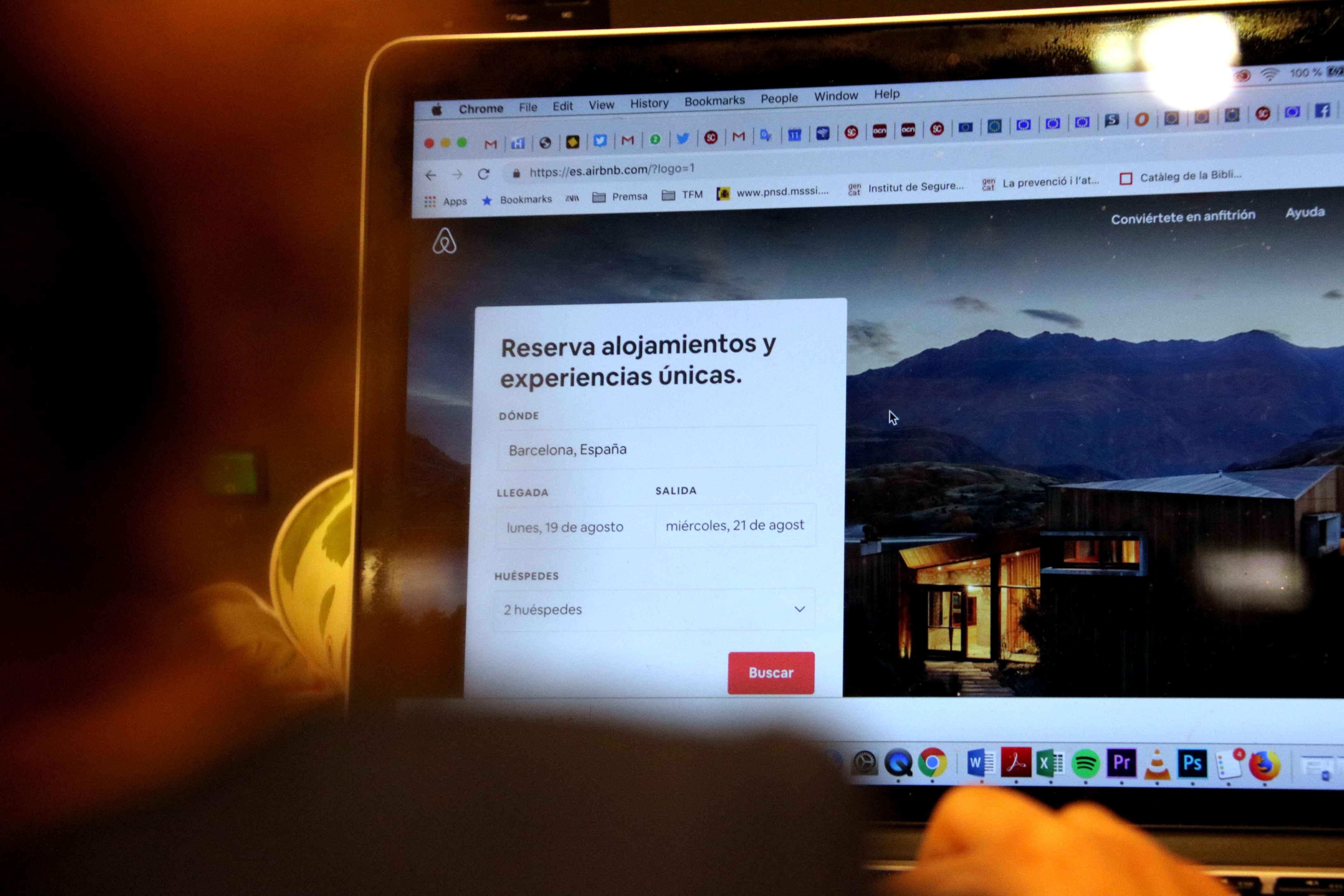 Un usuari consulta la pàgina web d'Airbnb