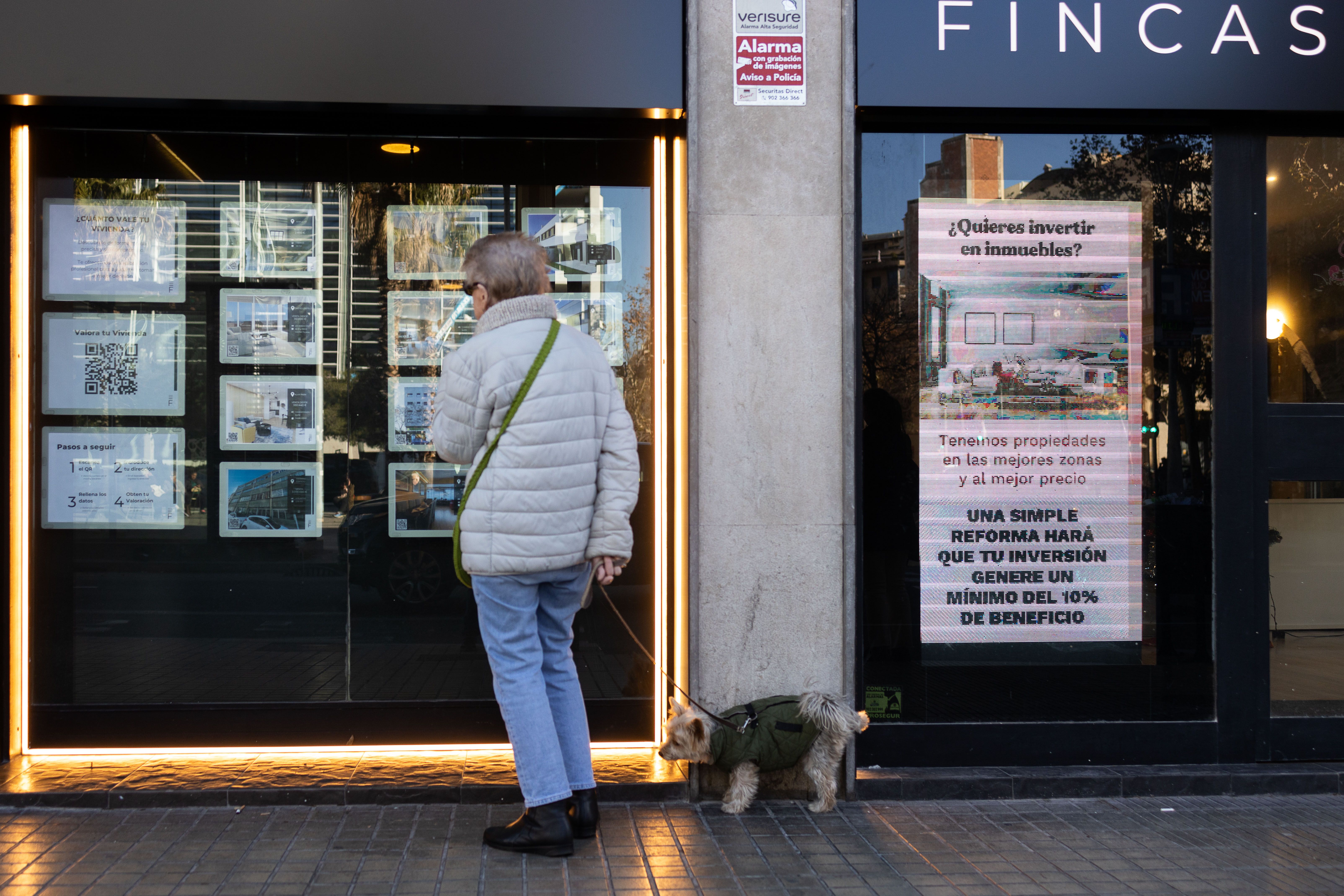 Ofertes d'habitatge en una oficina immobiliària de Barcelona