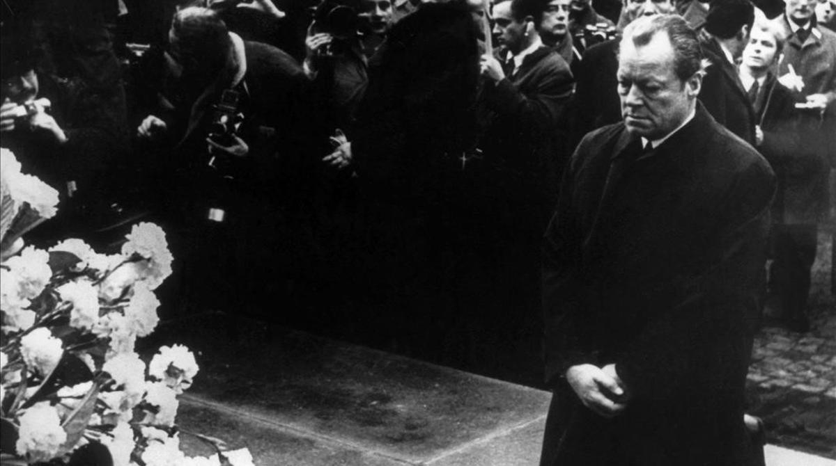 El canceller alemany Willy Brandt s'agenolla a Varsòvia (1970) per demanar perdó pels crims de Hitler.