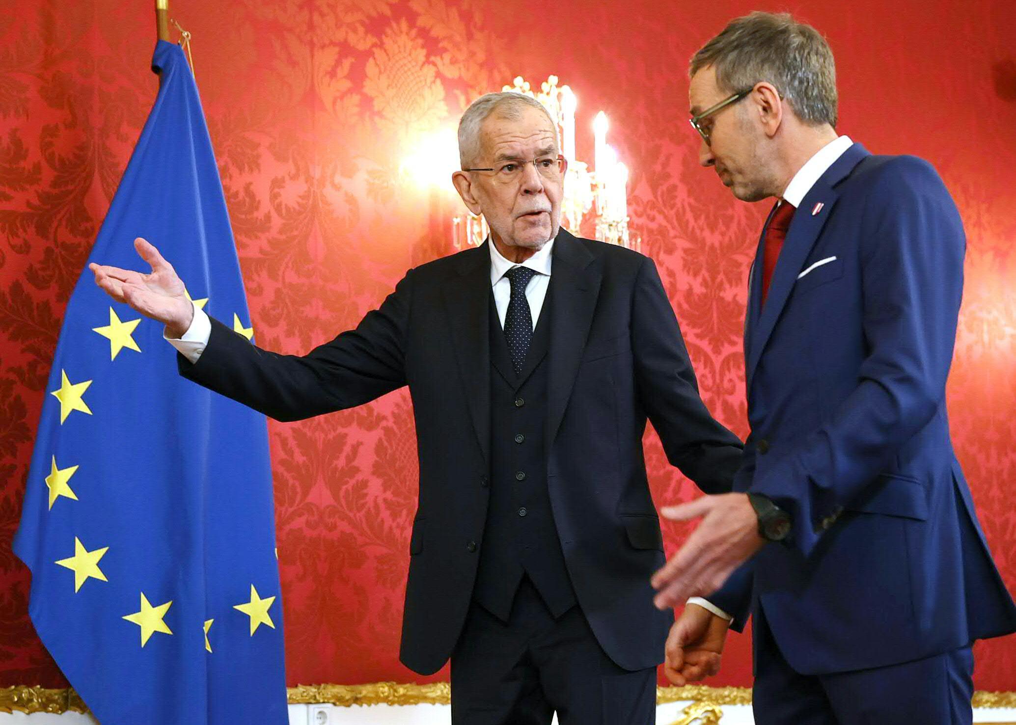 El president austríac, Alexander Van der Bellen, convida l'ultra Herbert Kickl a formar govern.