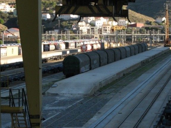 Una imatge de l'estació de mercaderies de Portbou