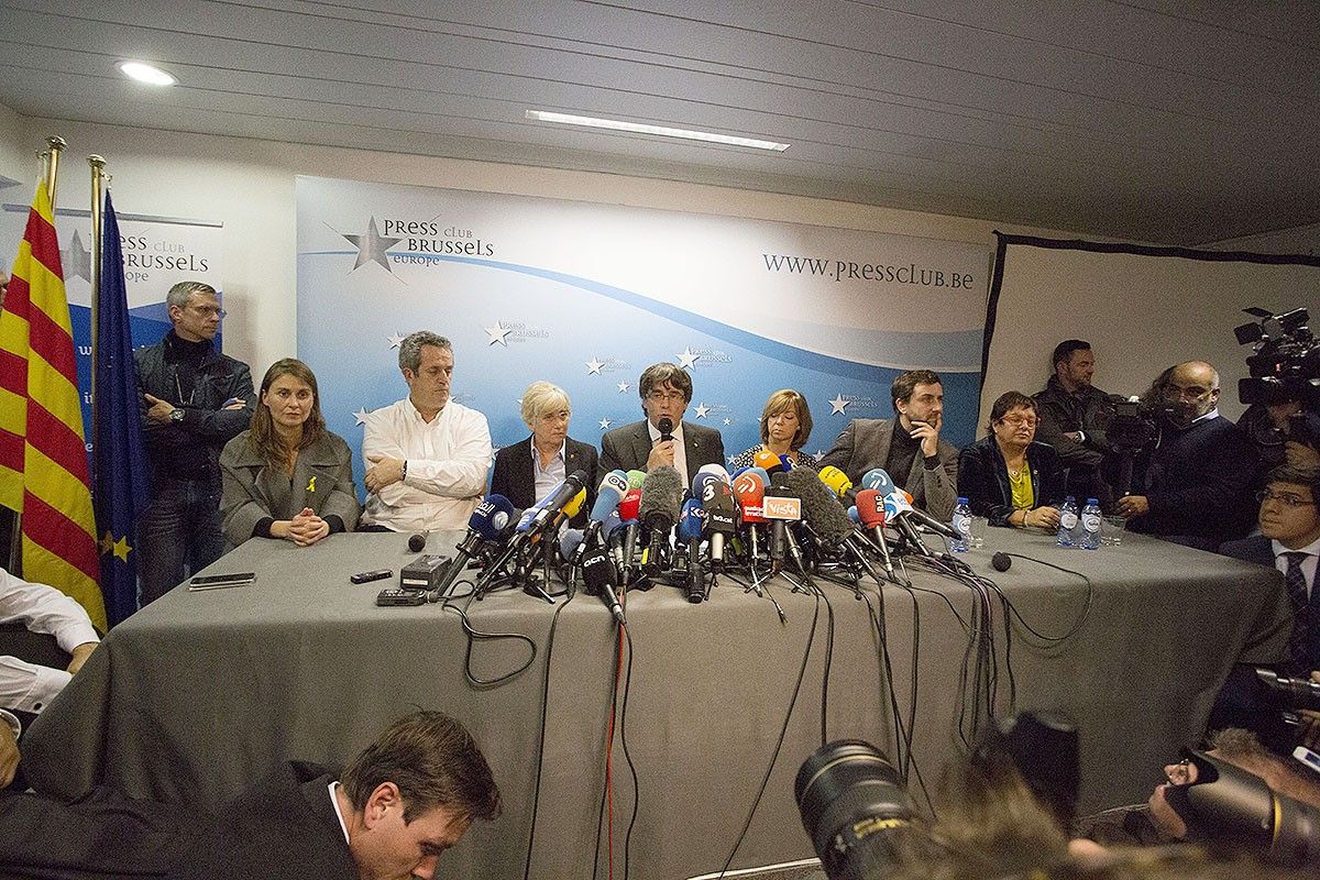 Meritxell Serret, Joaquim Forn, Clara Ponsatí, Carles Puigdemont, Meritxell Borràs, Toni Comín i Dolors Bassa durant la roda de premsa a Brussel·les