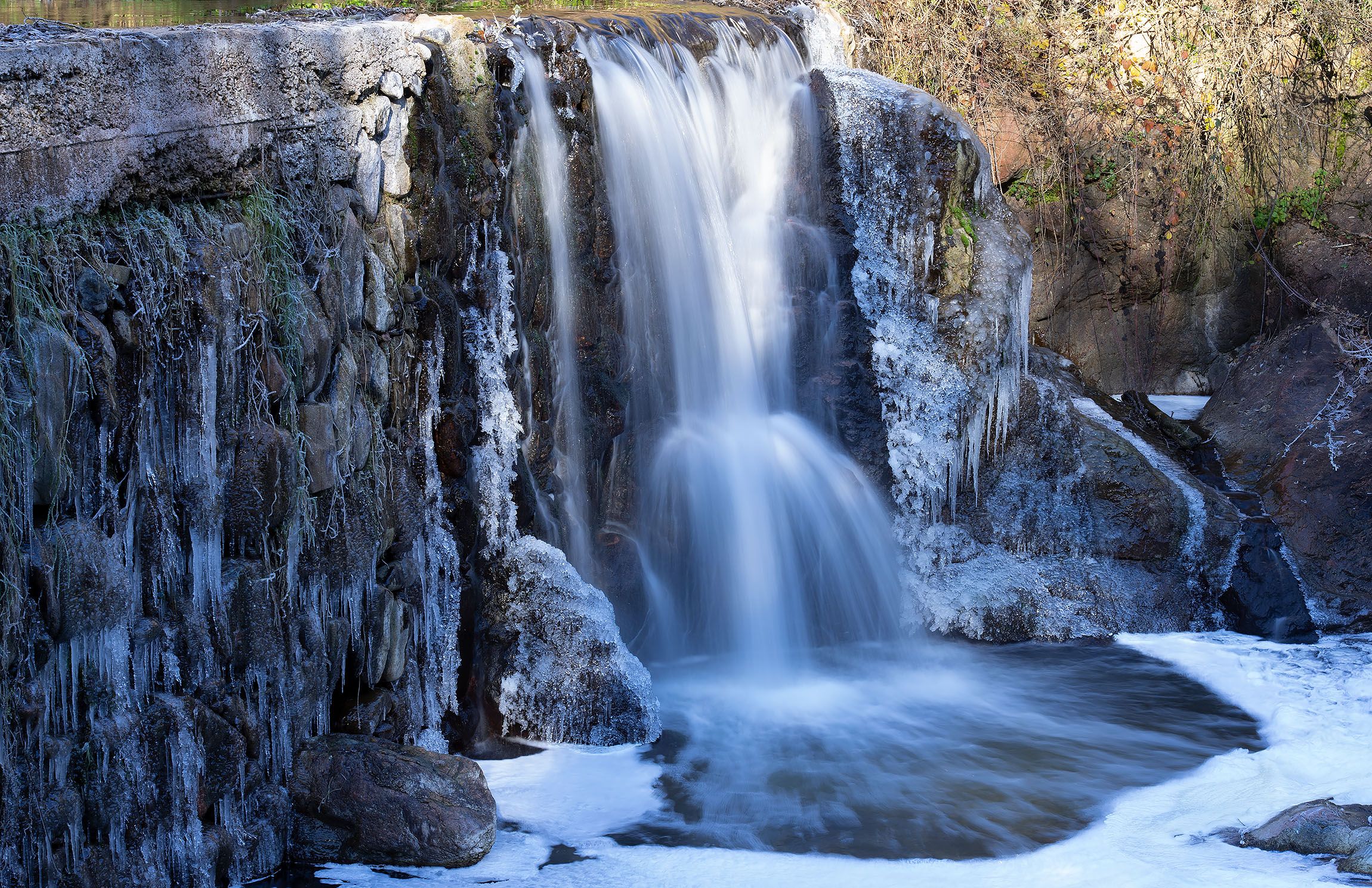 Gel vora el salt d'aigua a la Riera Major, aquest diluns a Sant Sadurní d'Osormort (Osona)