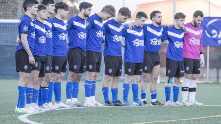 El Solsona guardant un minut de silenci. Foto de Víctor Pisa