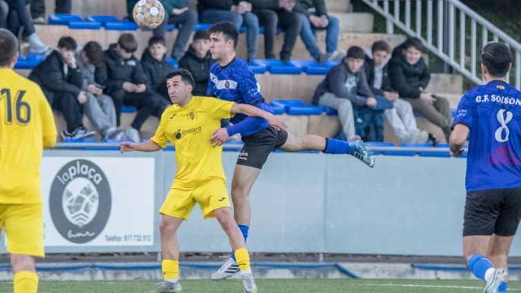 El Marçal Cardona refusant la pilota damunt el Marc Álvarez. Foto de Víctor Pisa