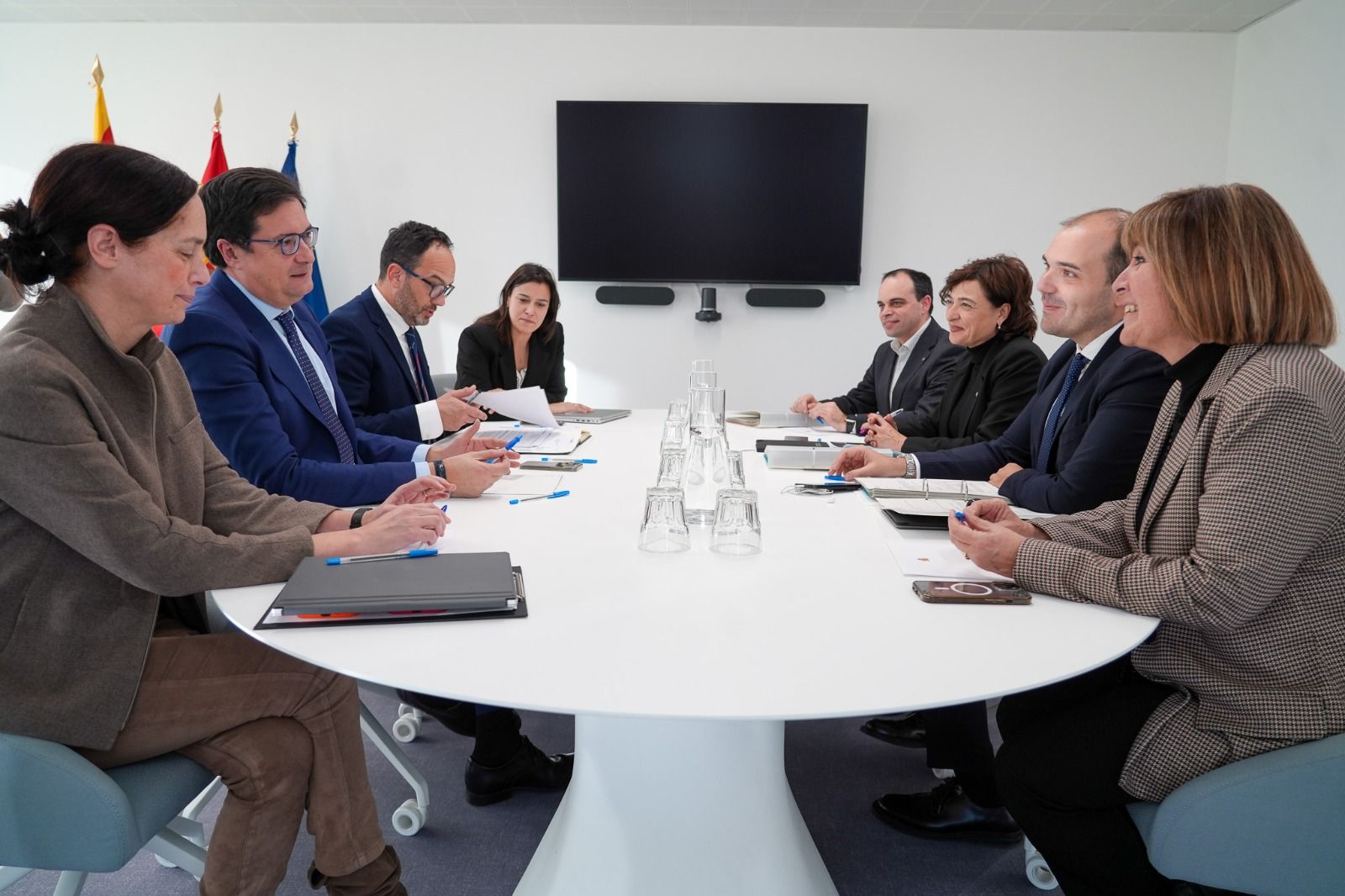 El conseller Dalmau i el ministre Puente, amb els seus equips, durant la reunió d'aquest dimarts