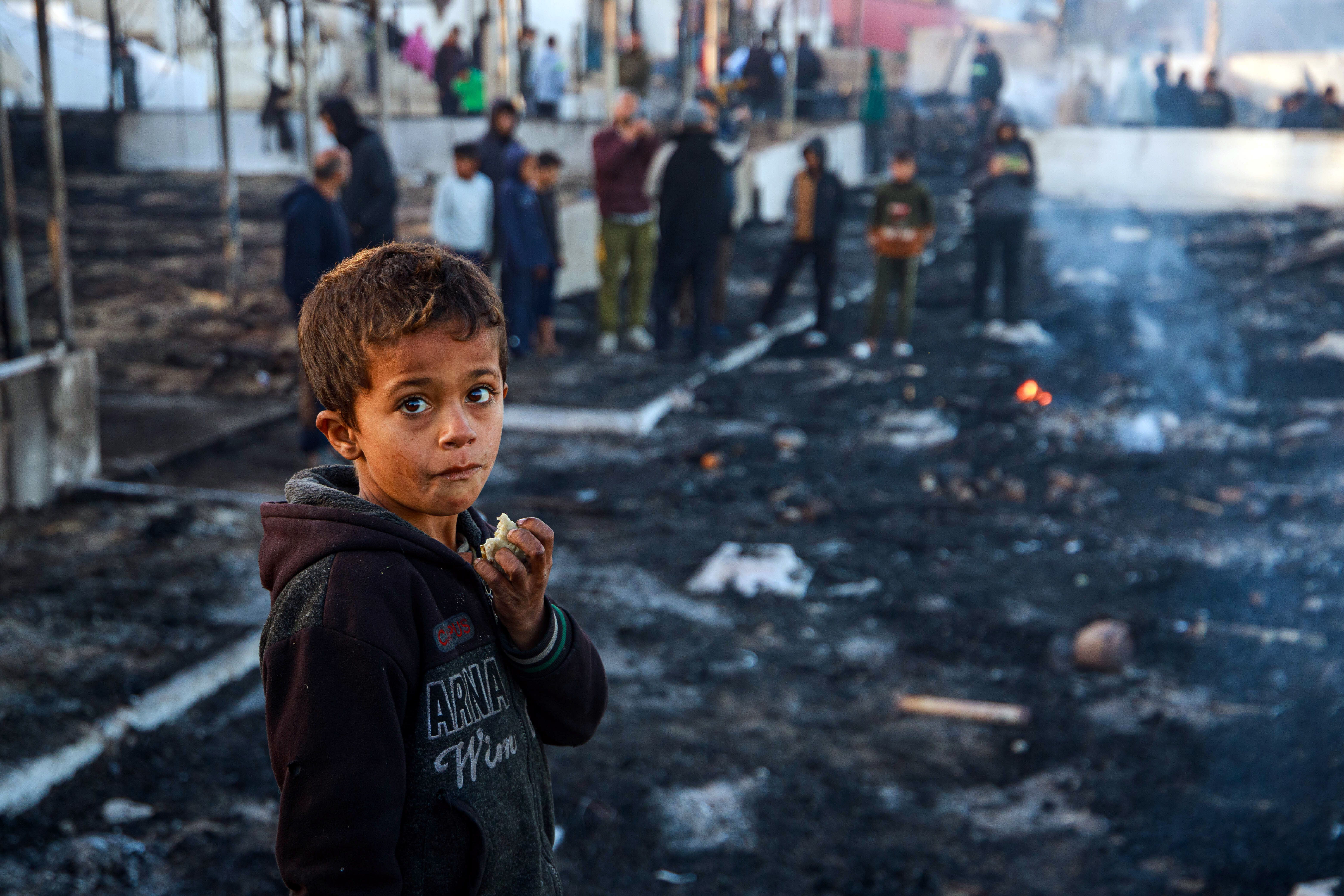 Un nen a la platja de Deir al-Balah, al centre de la Franja de Gaza.