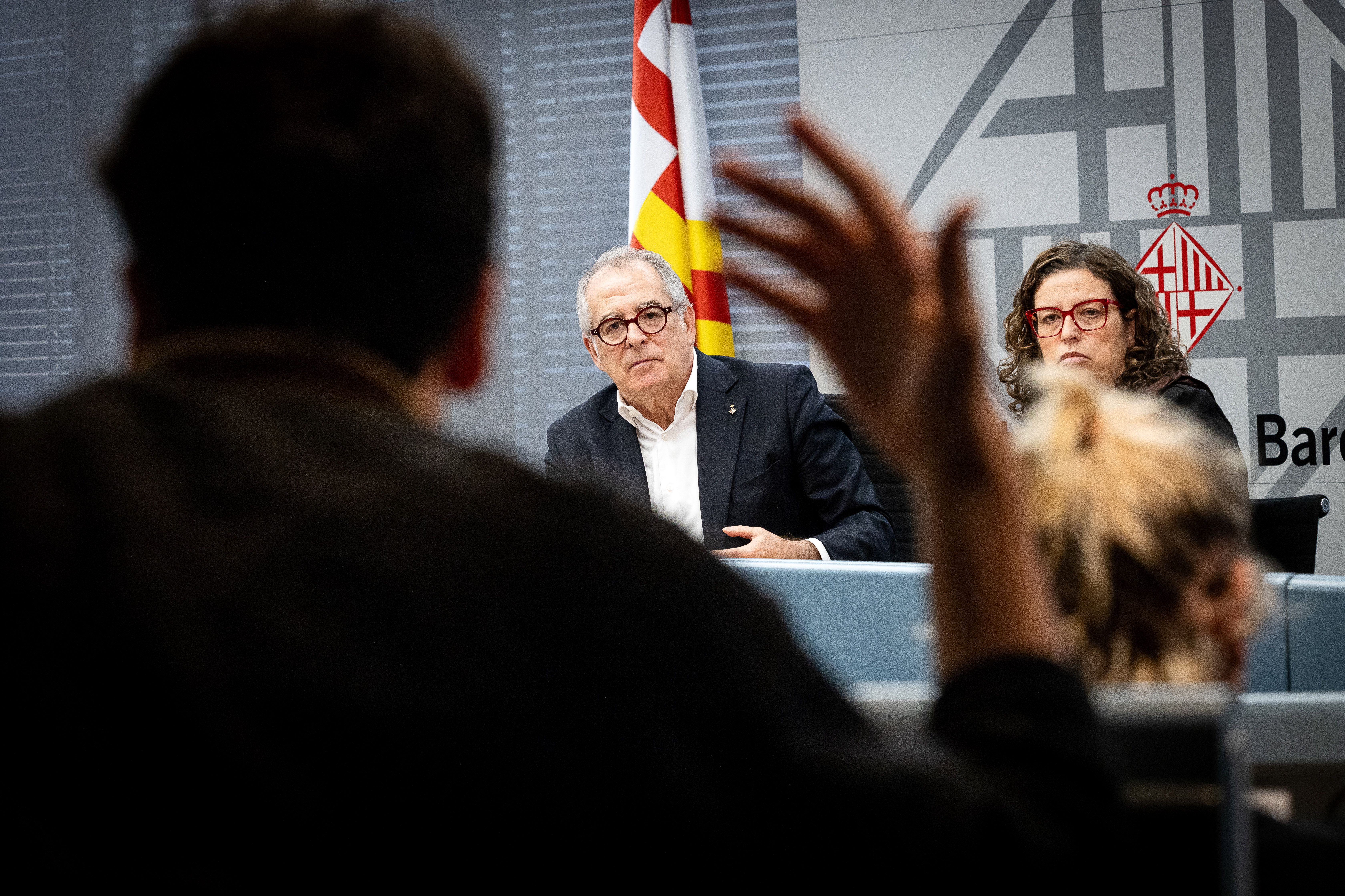 El tinent d'alcaldia Jordi Valls i Laia Claverol, gerent municipal, presentant els pressupostos