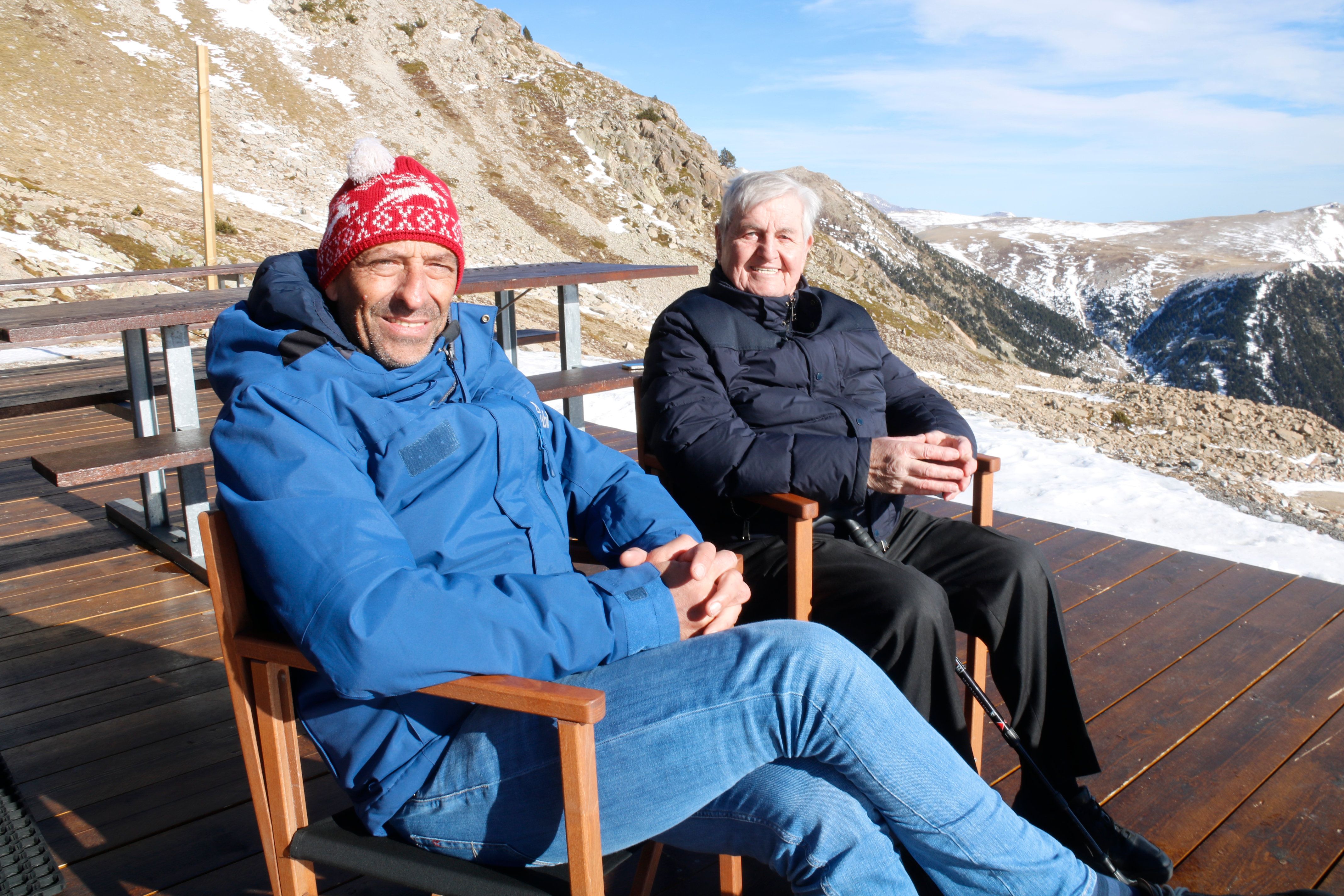 Els dos directors que ha tingut Vallter, Enric Serra (actual), i Josep Pujol a la terrassa del refugi de les Marmotes