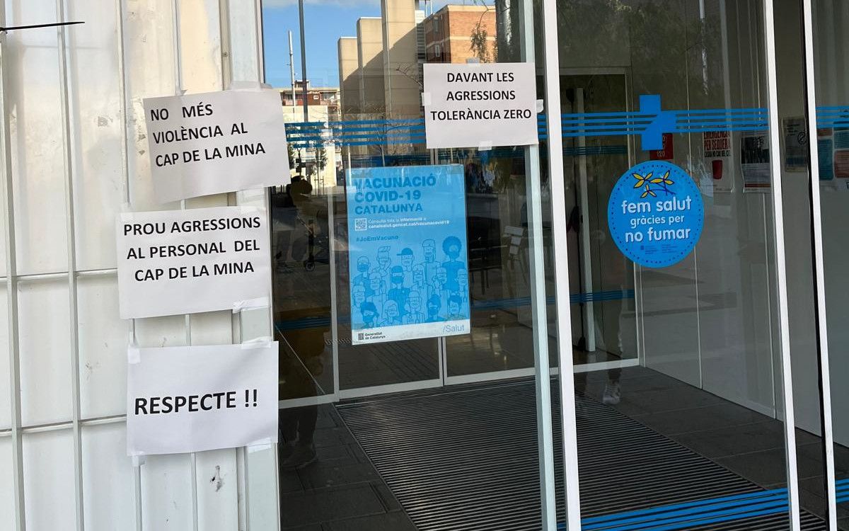 Cartells contra la violència al CAP La Mina