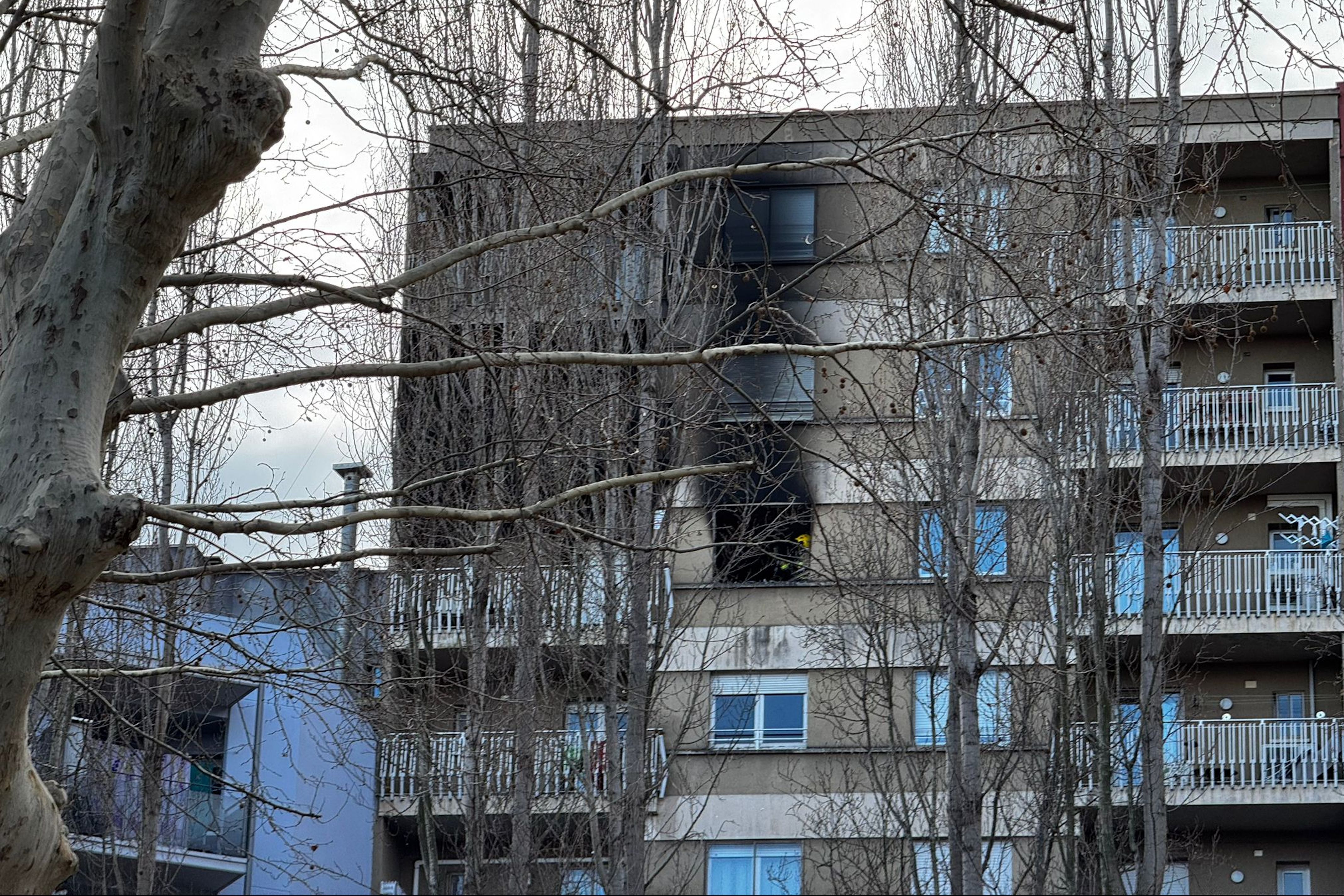 L'edifici del carrer Jóncols de Figueres afectat per l'incendi