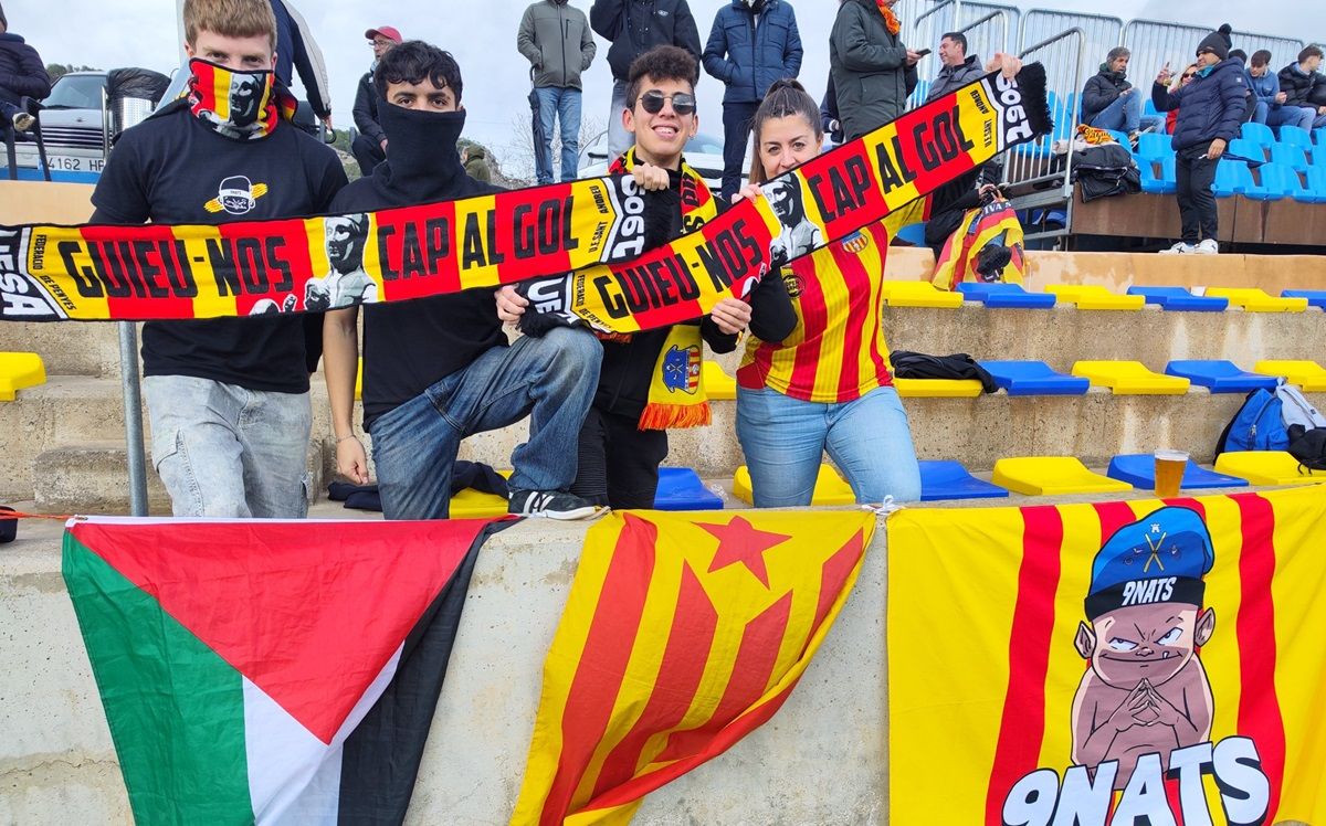 Els aficionats amb l'estelada i la bandera de Palestina