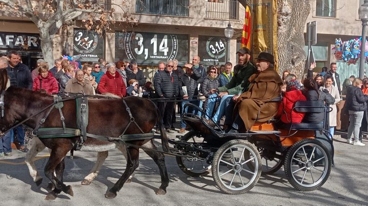 El Pendonista d'Honor, en el carruatge que l'ha passejat durant la festa Foto Ramon Estany 