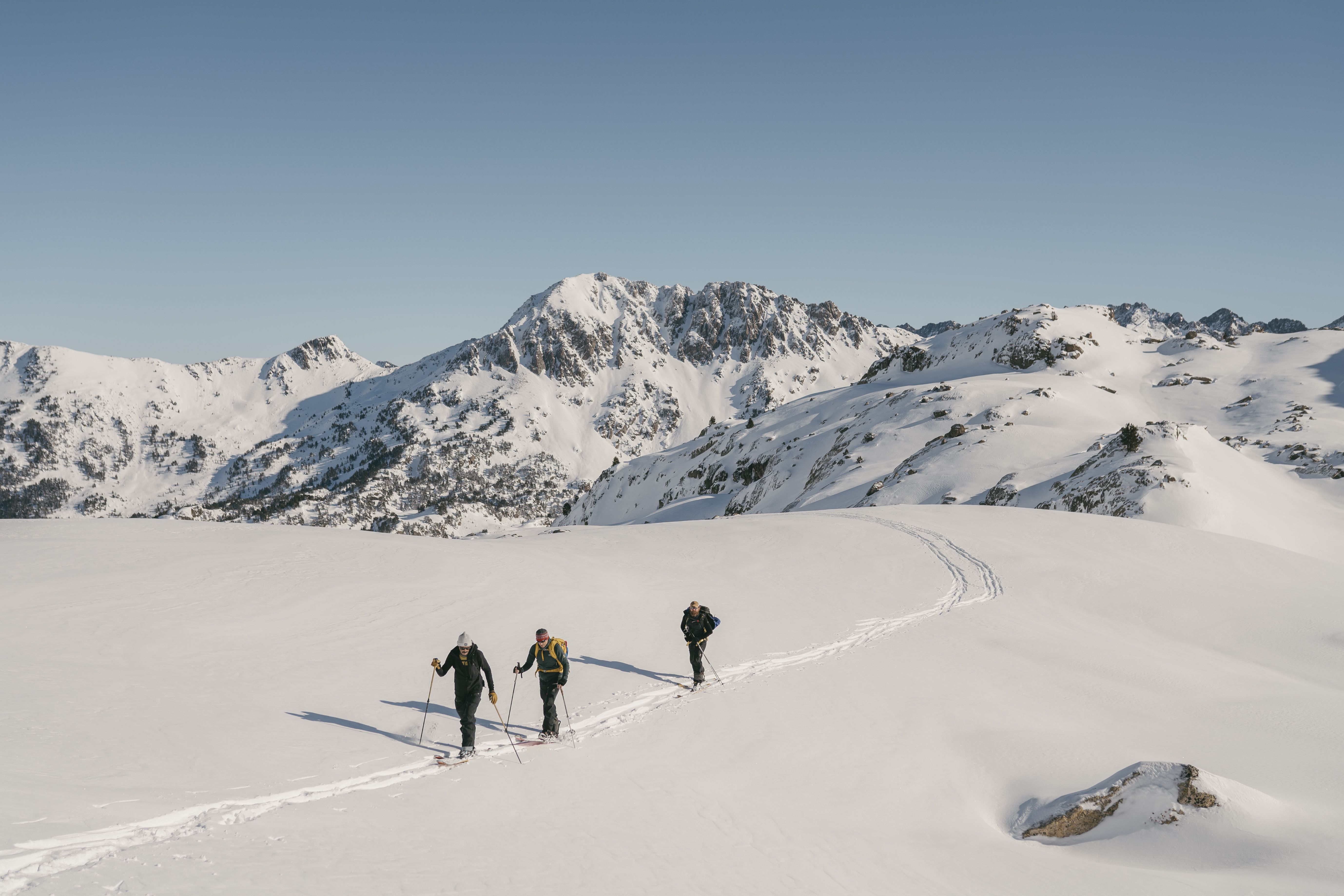 Uns excursionistes al Coll de Caldes, al Pirineu Lleidatà