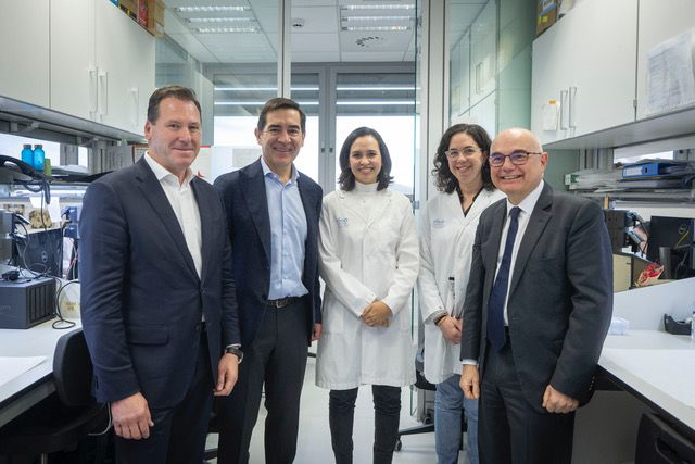 Carlos Torres, president de la Fundació BBVA, visita l'equip del CAIMI, a VHIO