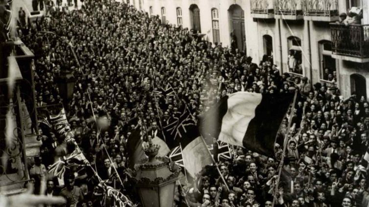 Manifestació davant de l’ambaixada britànica a Lisboa per celebrar la derrota nazi a la Segona Guerra Mundial