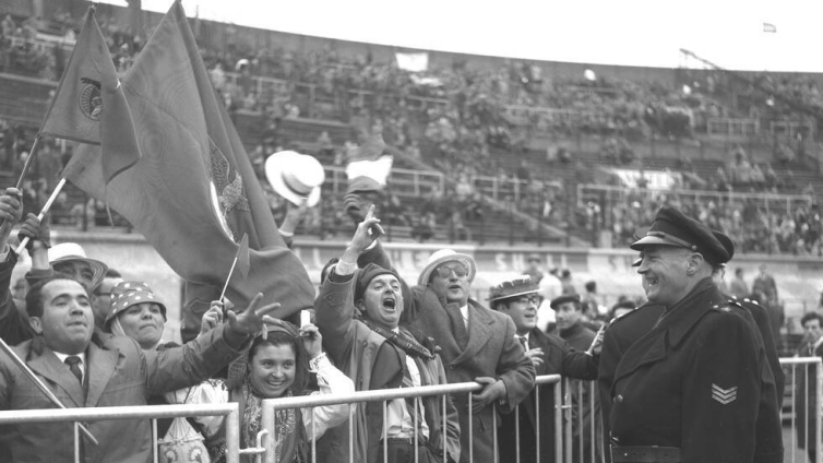 Aficionats del Benfica exhibeixen banderes vermelles amb l’escut durant la final de la Copa d'Europa de 1962 que van guanyar al Reial Madrid